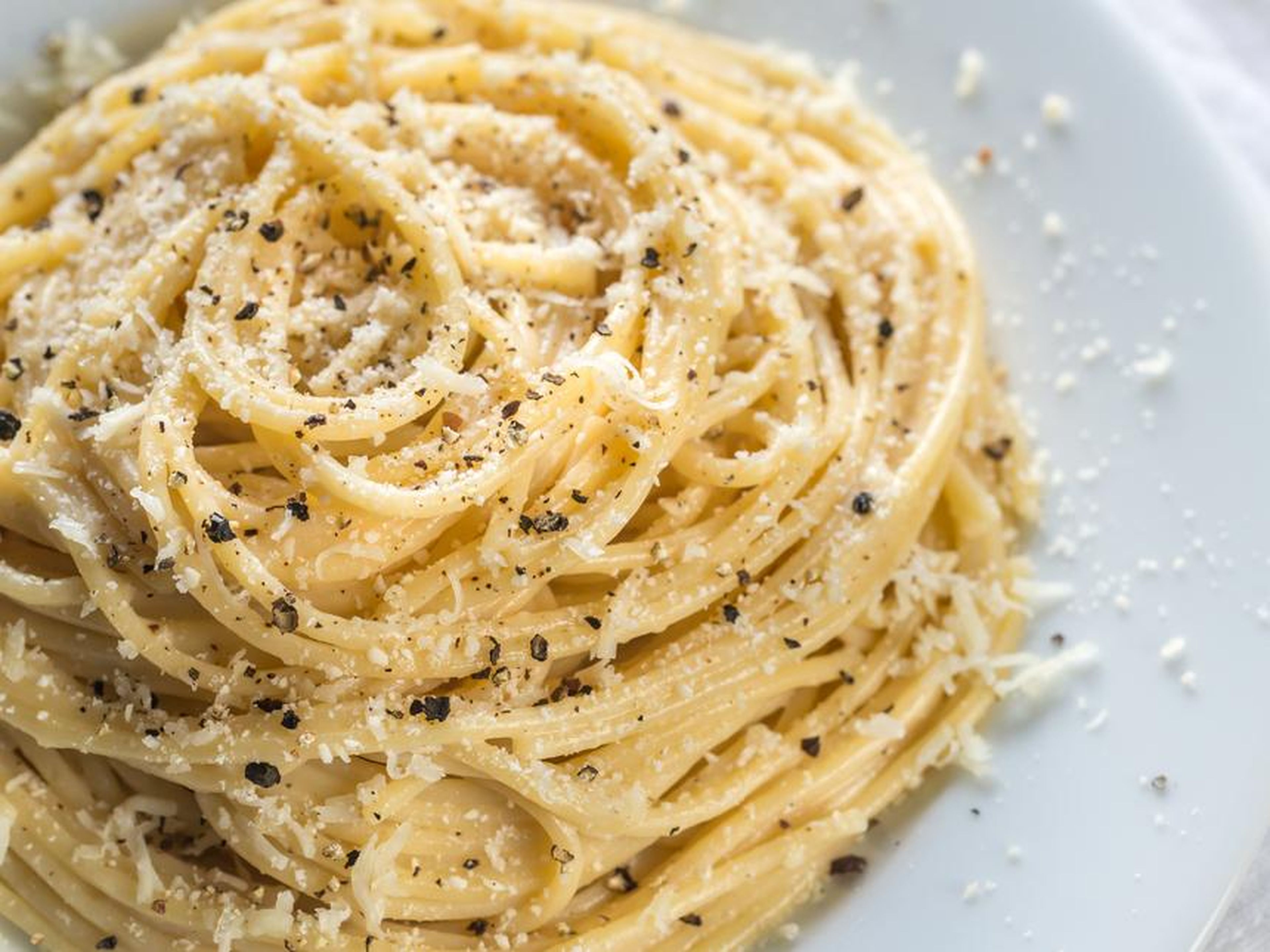 El "cacio e pepe" podría ser el plato de pasta italiana más básico que existe.