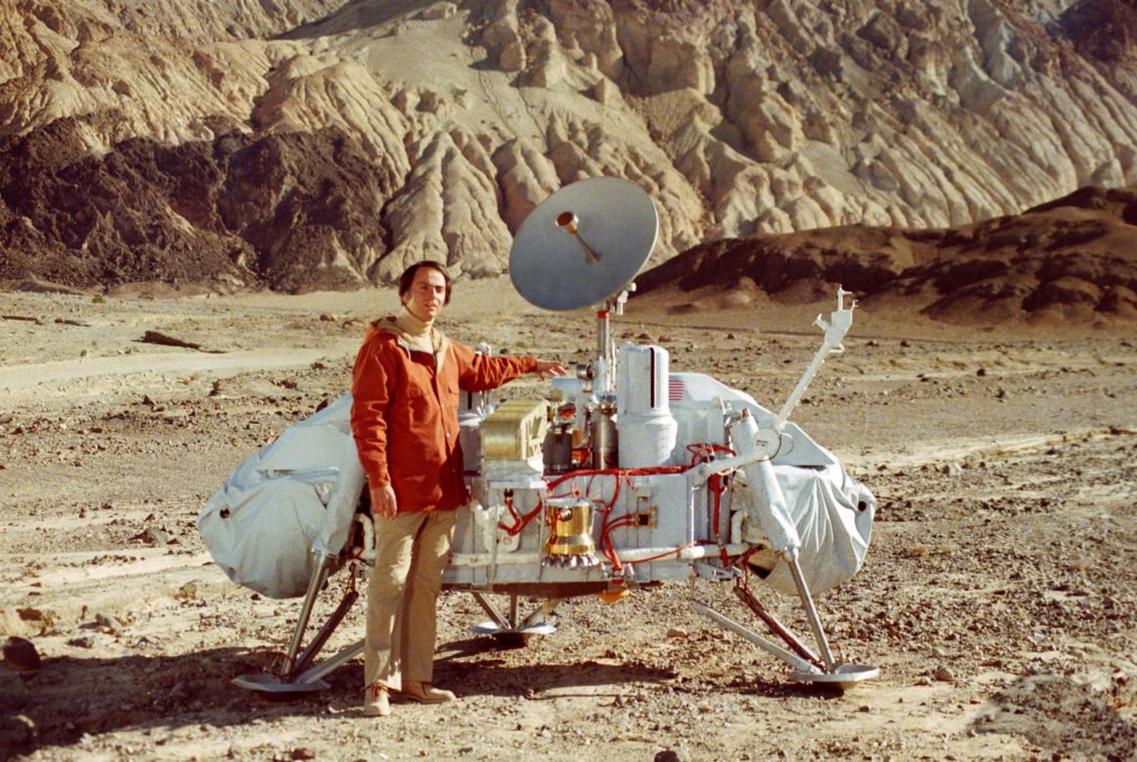 Carl Sagan posa con un modelo del módulo de aterrizaje vikingo en el Valle de la Muerte, California.