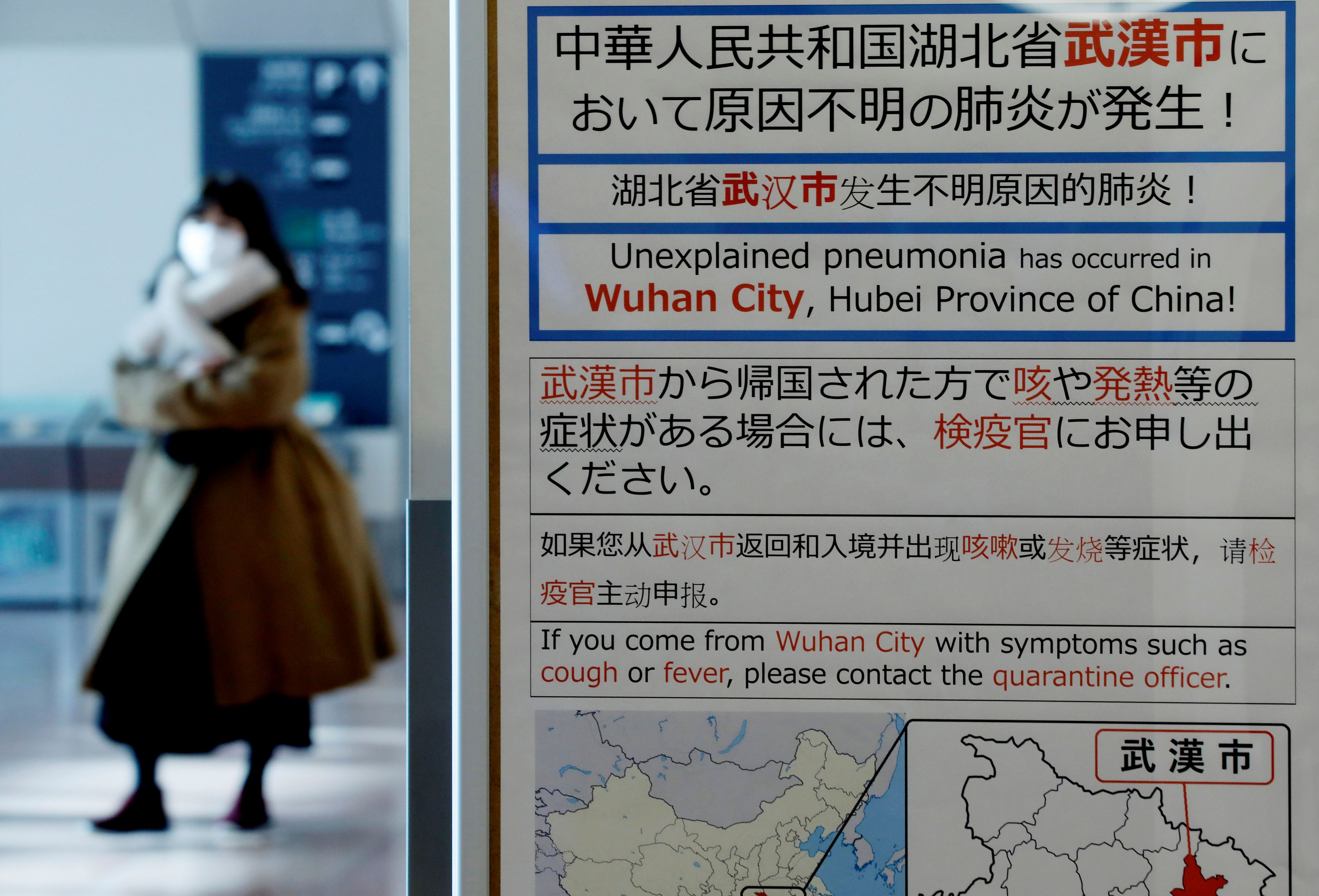 Un cartel en el aeropuerto de Tokio avisa de una "neumonía inexplicable" en Wuhan.