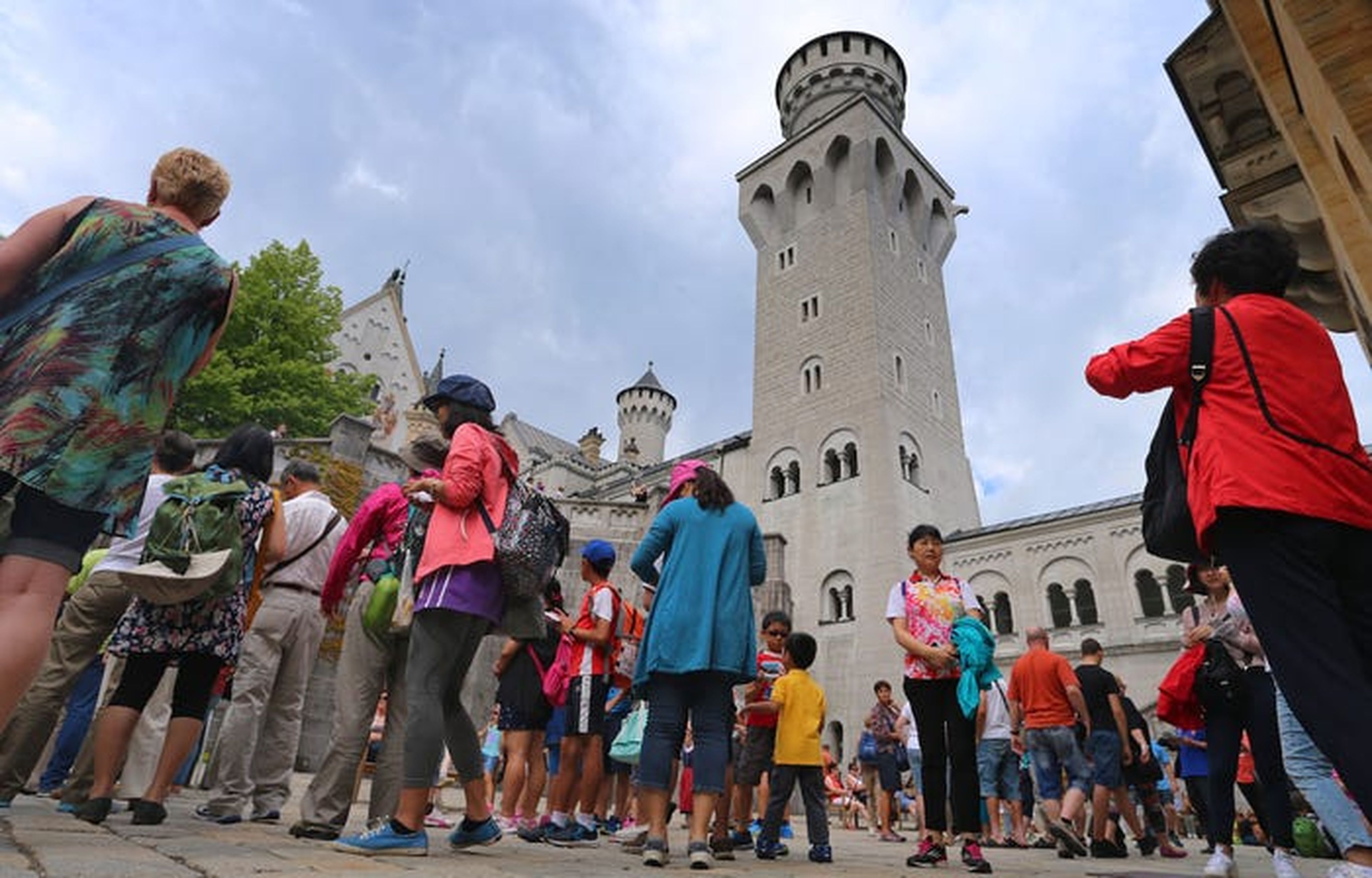 El castillo alemán de Neuschwanstein parece que pertenece a un cuento de hadas, por eso no dejan de llegar turistas