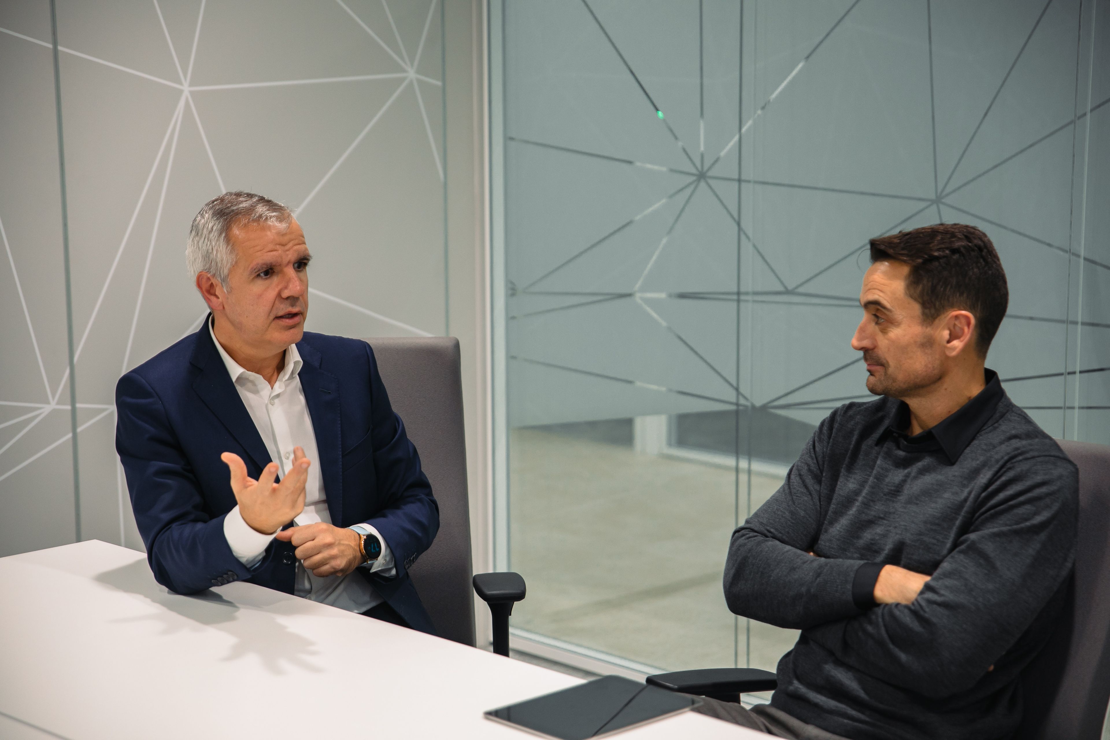 Celestino García, vicepresidente corporativo de Samsung Electronics (izq) y Manuel del Campo, CEO de Axel Springer España (dcha).