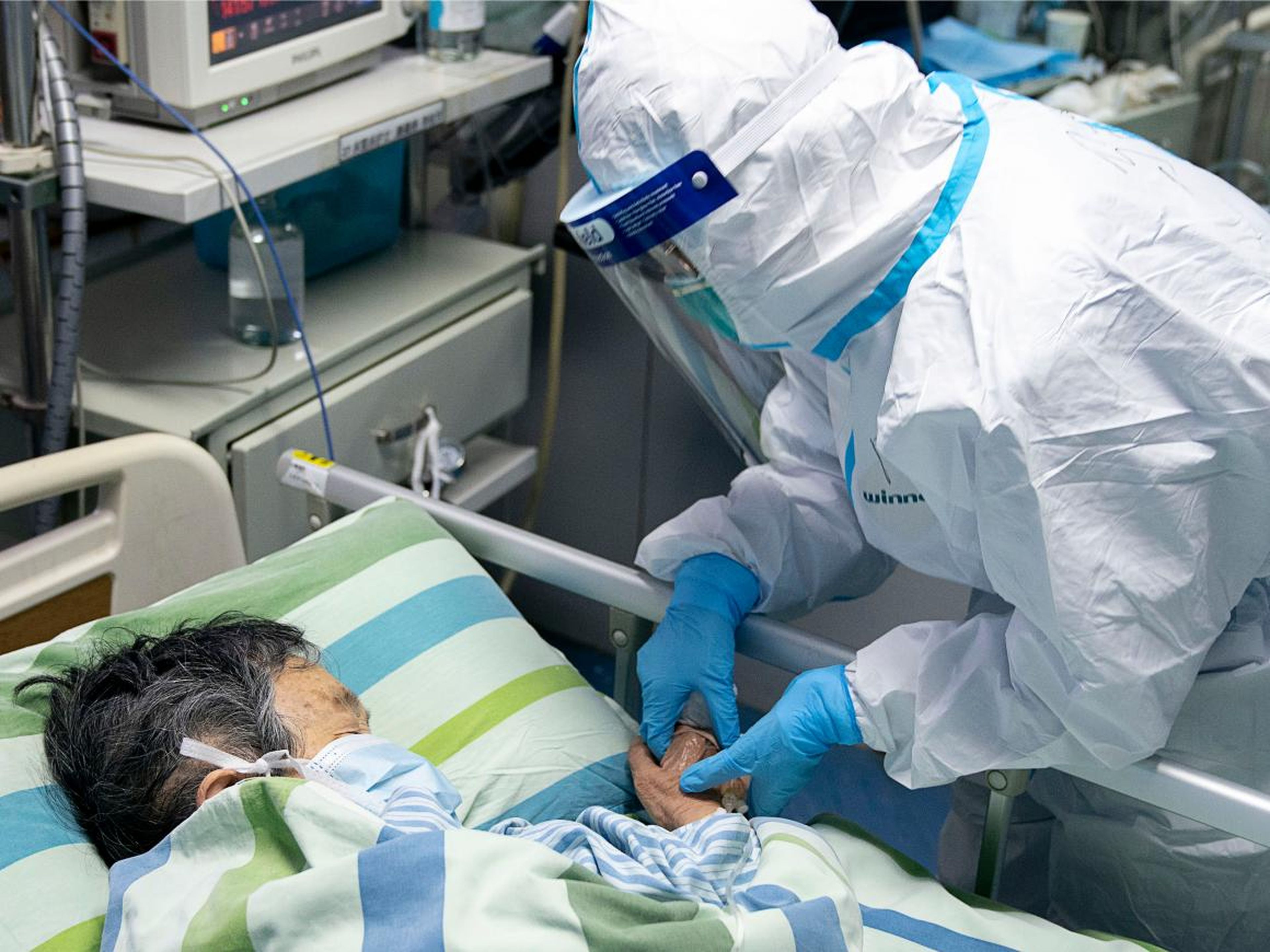 Un trabajador médico atiende a un paciente en la unidad de cuidados intensivos del Hospital Zhongnan de la Universidad de Wuhan.