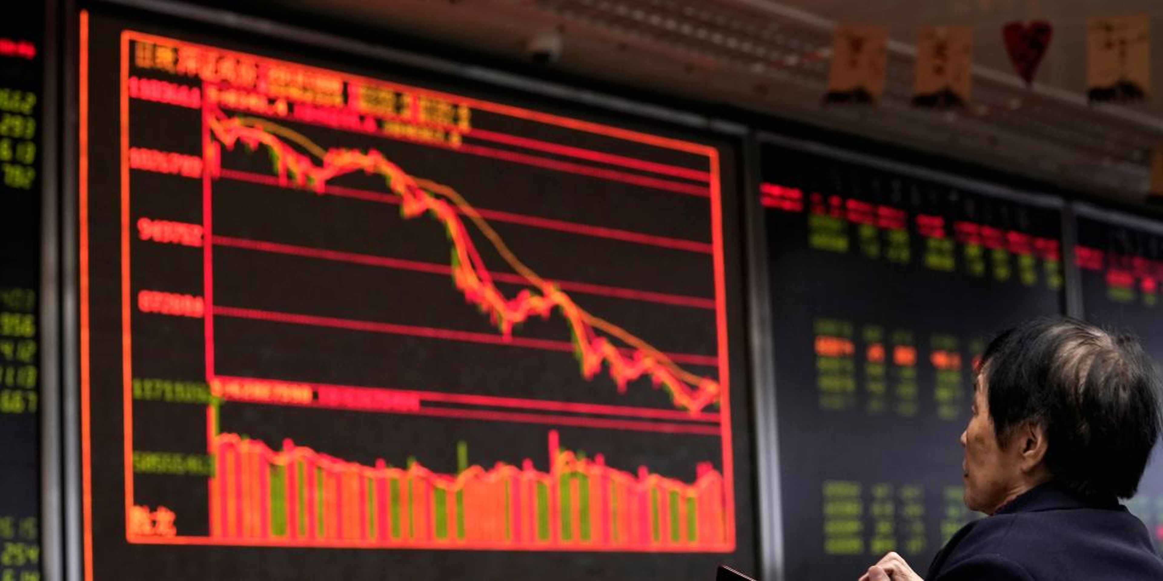 China stocks plunge after authorities lock down Wuhan to contain the deadly coronavirus