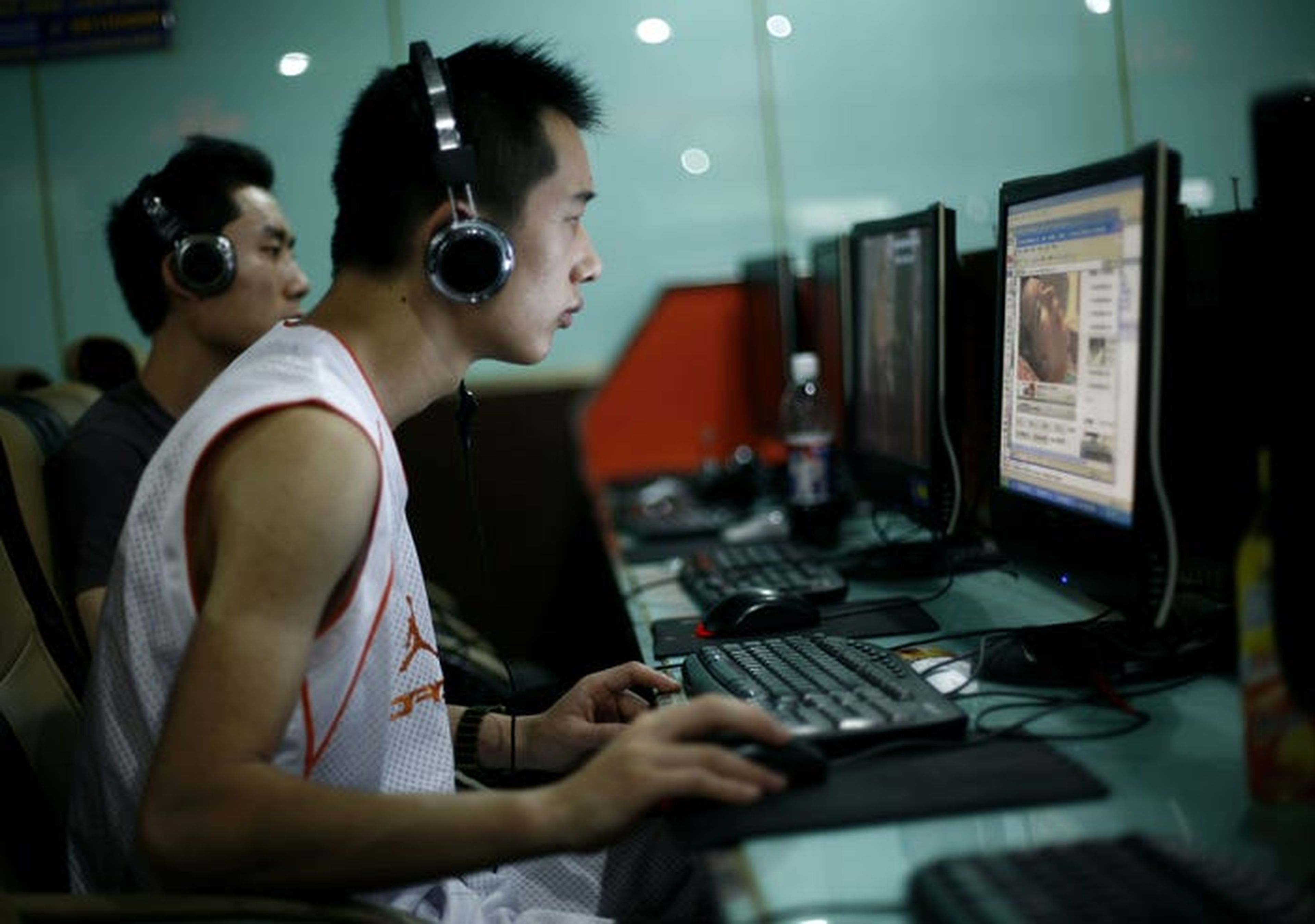 Chinos jugando en un ordenador.