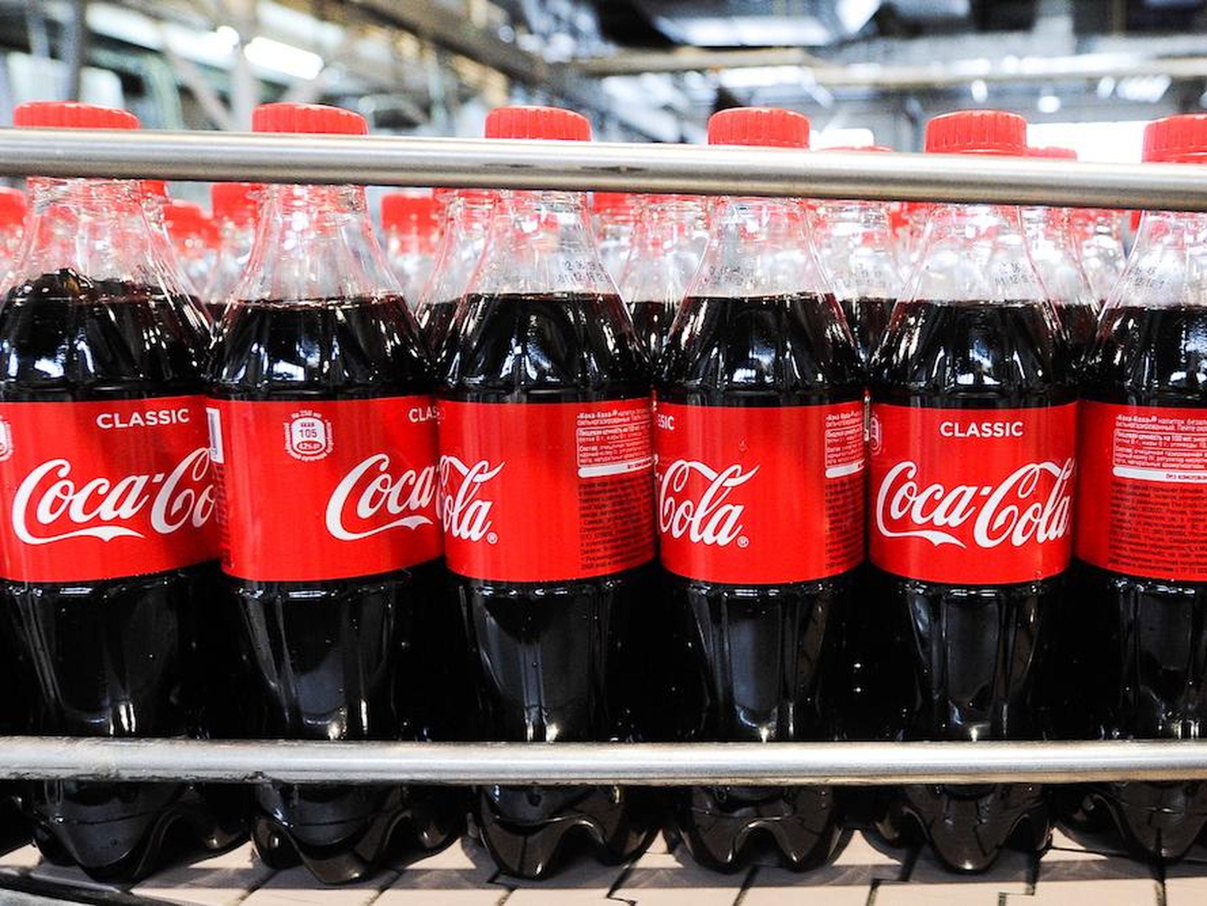 Coca-Cola dice que no tiene planes de deshacerse de sus botellas de plástico.