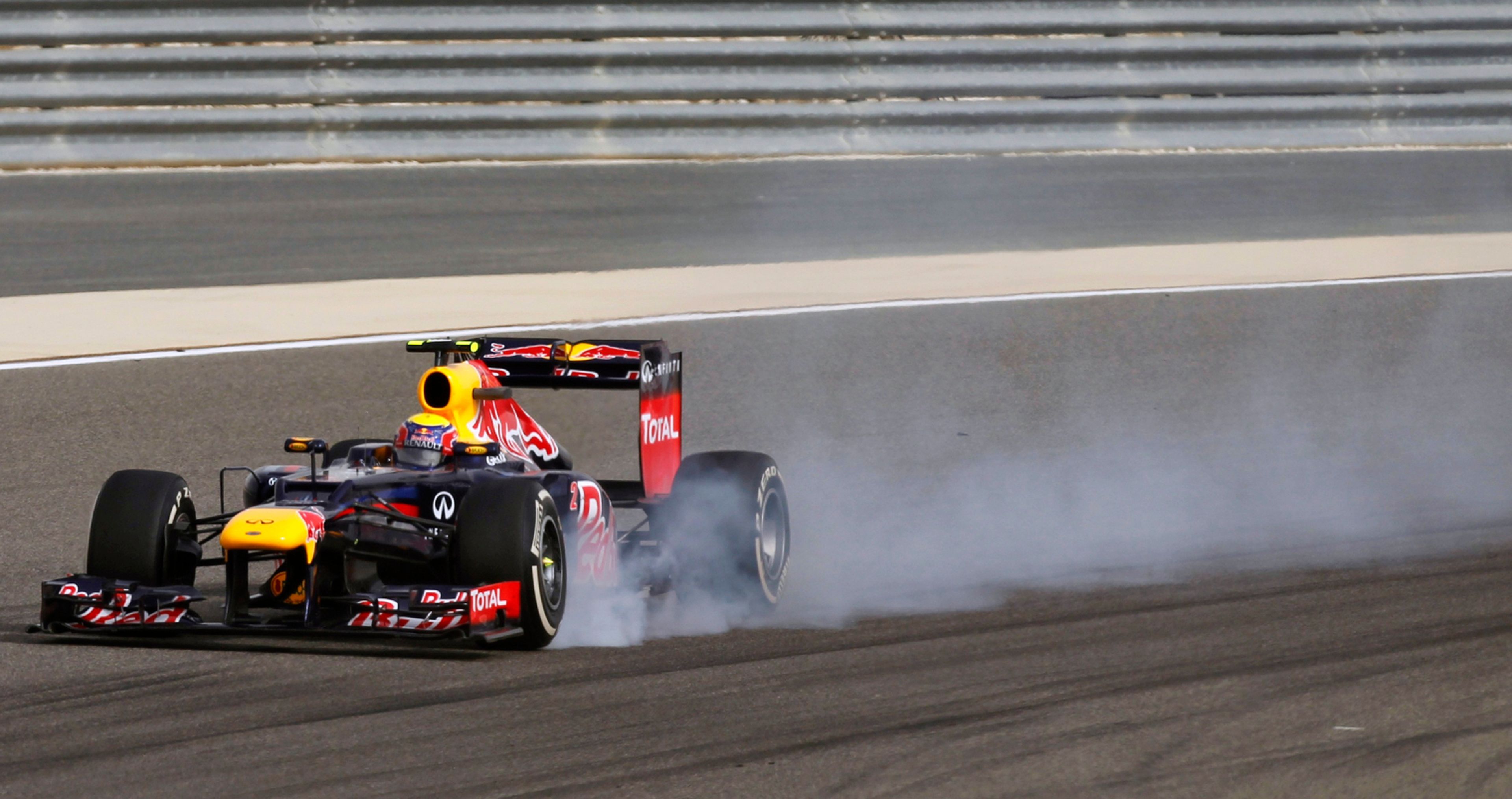Un coche de Fórmula 1 frena antes de tomar una curva