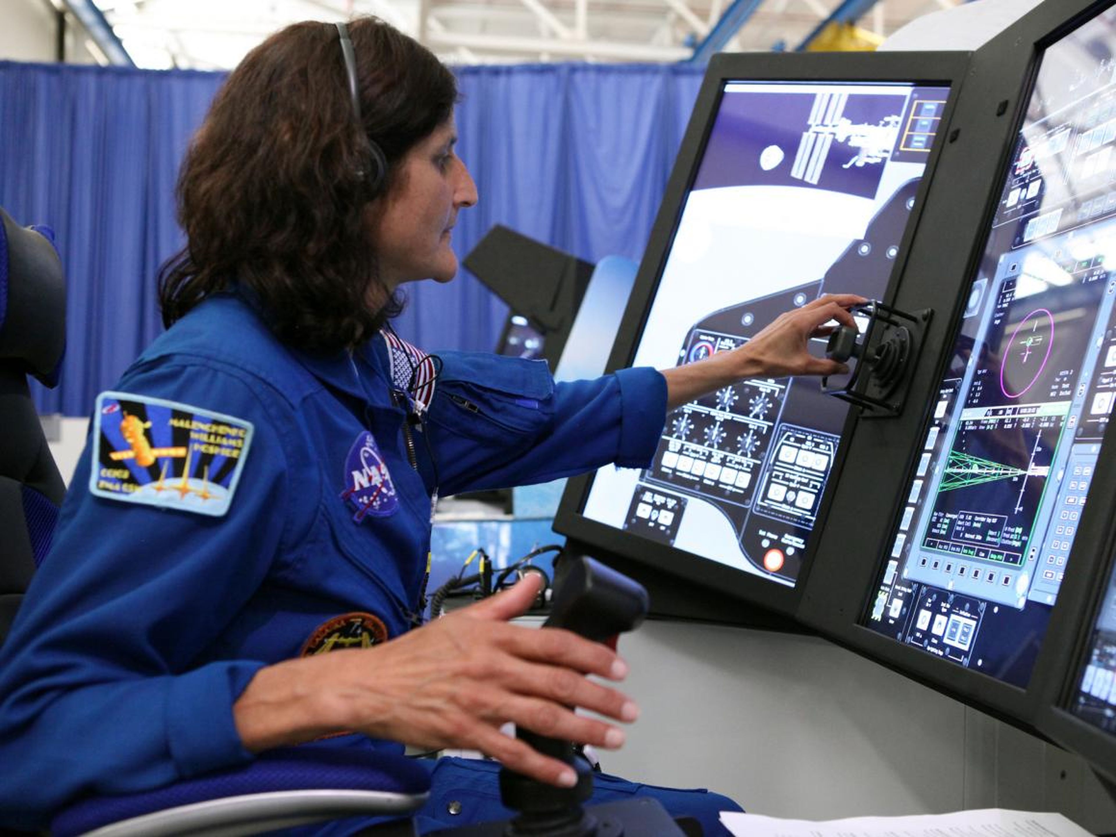 La astronauta de la NASA y miembro de la tripulación comercial, Suni Williams, utilizando un simulador del Boeing CST-100 Starliner.