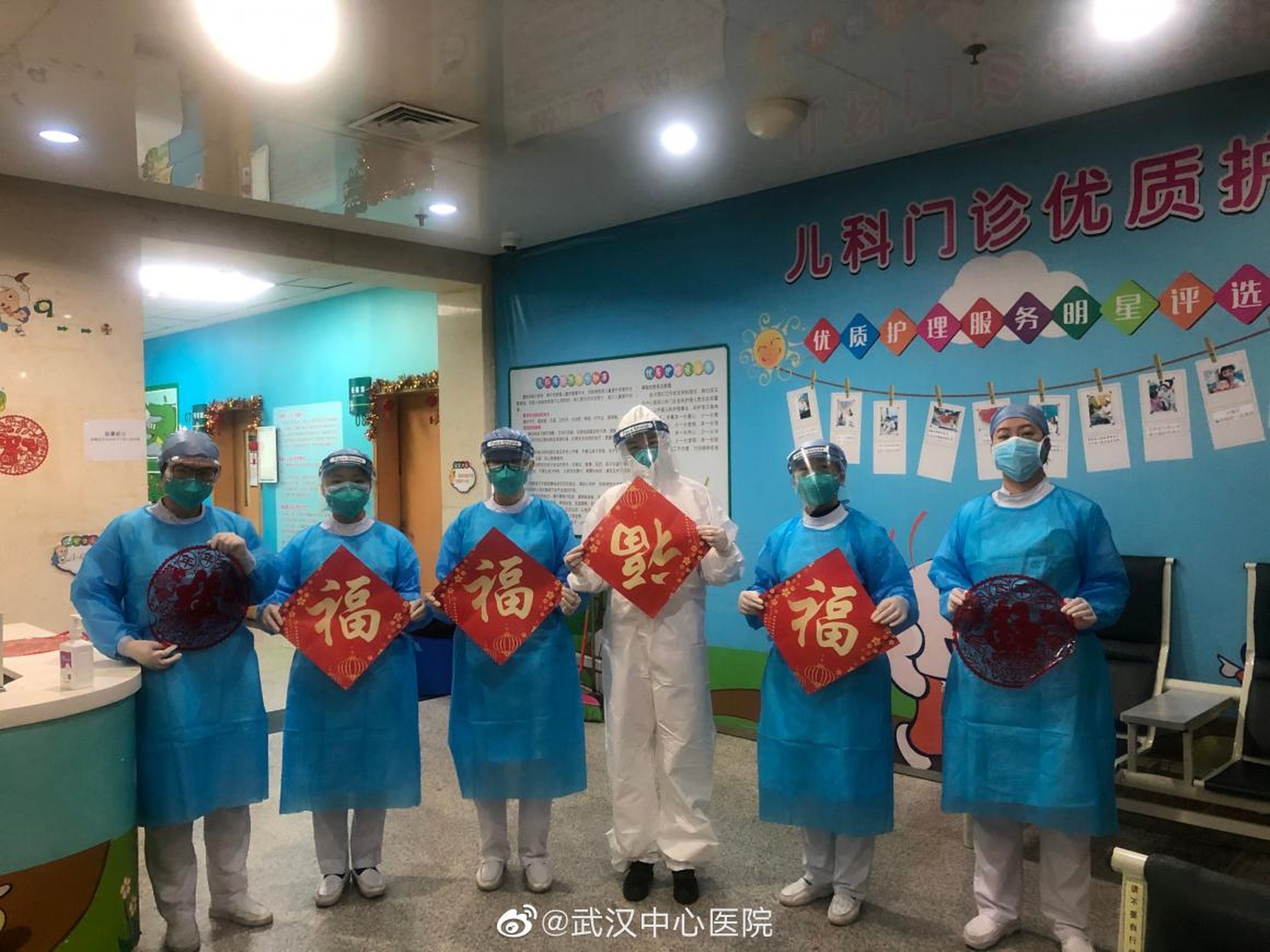 Una imagen publicada en las redes sociales el 25 de enero por el Hospital Central de Wuhan muestra a trabajadores médicos llevando símbolos del Año Nuevo lunar.