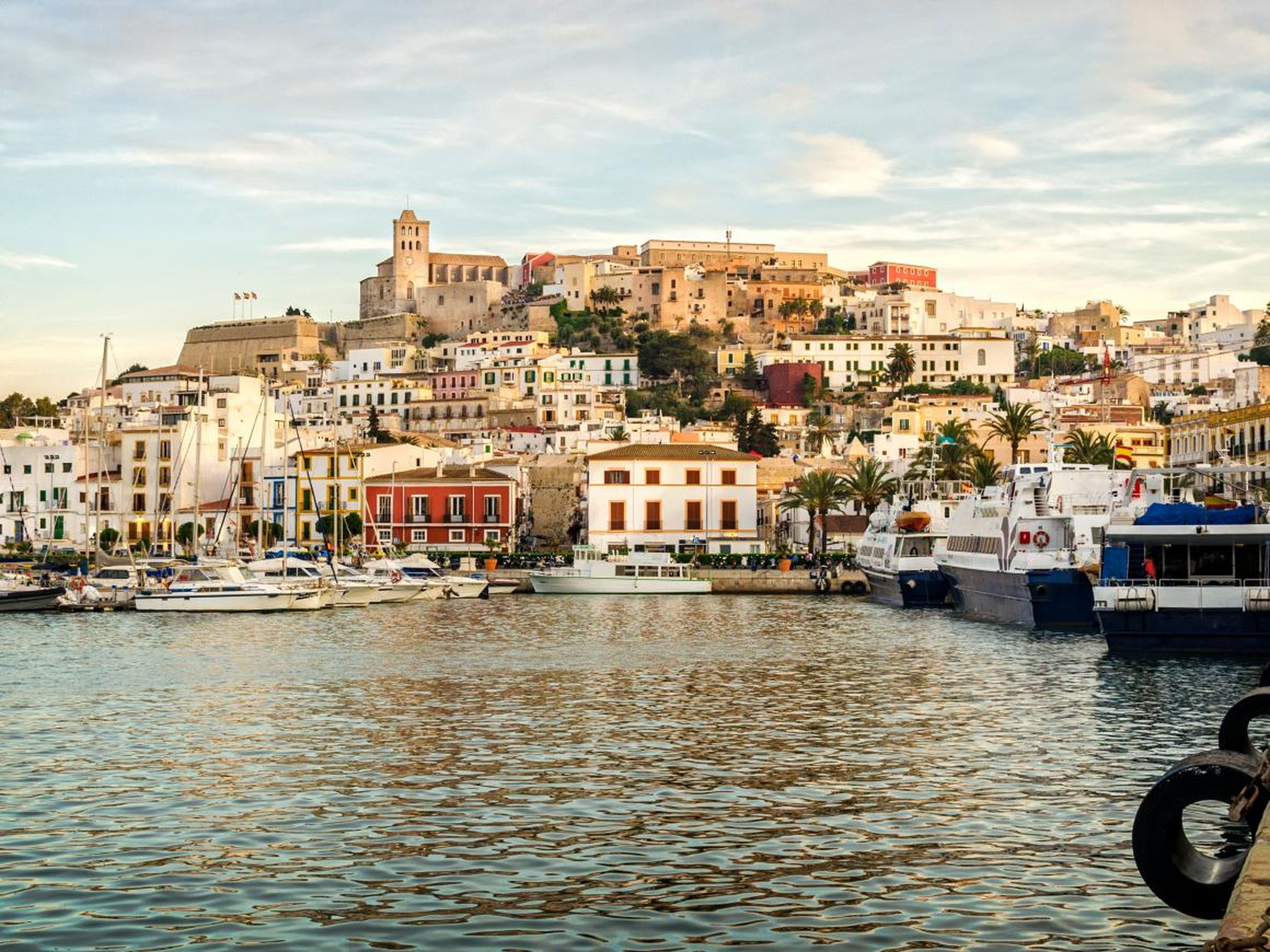 A la pareja se le pagarán 2.368 euros mensuales por vivir en una villa en Ibiza.