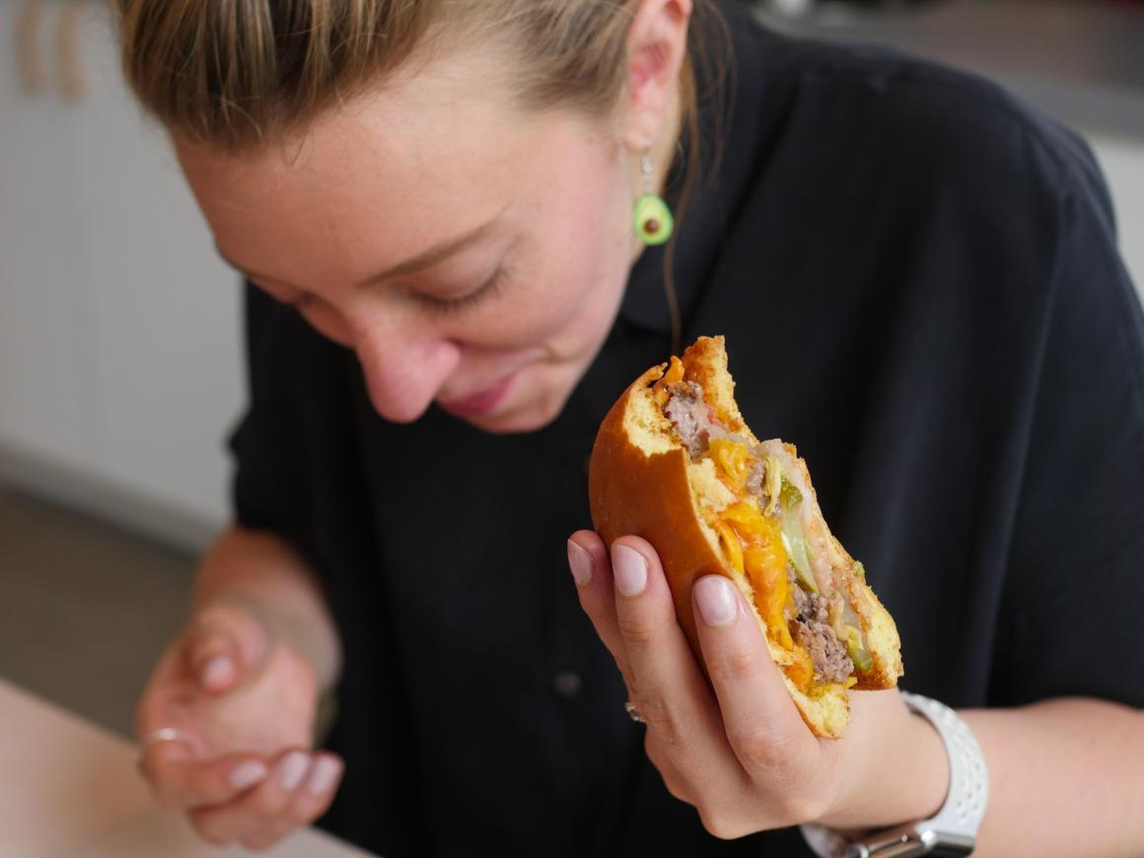 Melia Russell comiéndose una hamburguesa Creator.