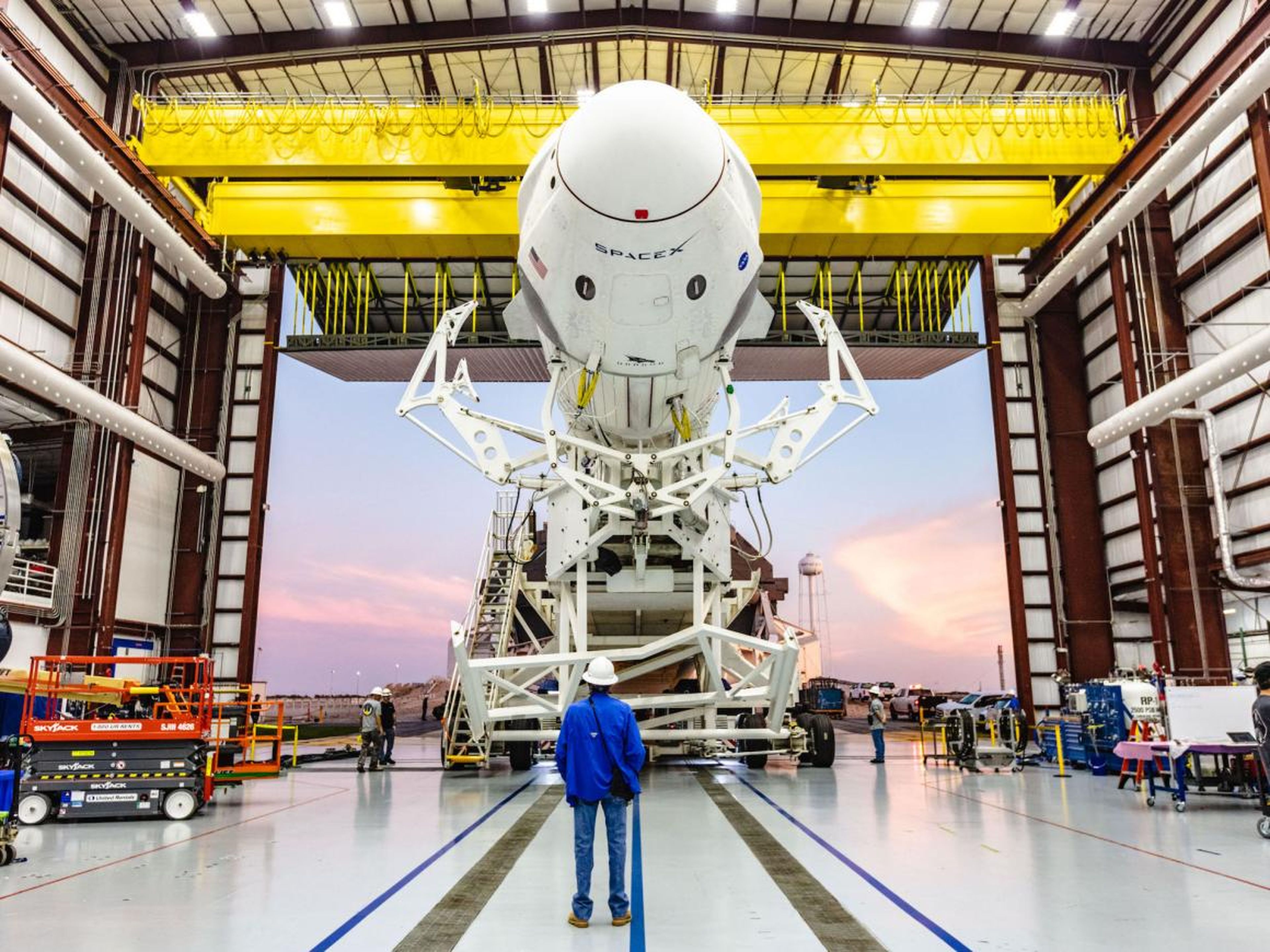 Un Falcon 9 de SpaceX conectado al Crew Dragon saliendo del hangar de la compañía en el Centro Espacial Kennedy de la NASA.