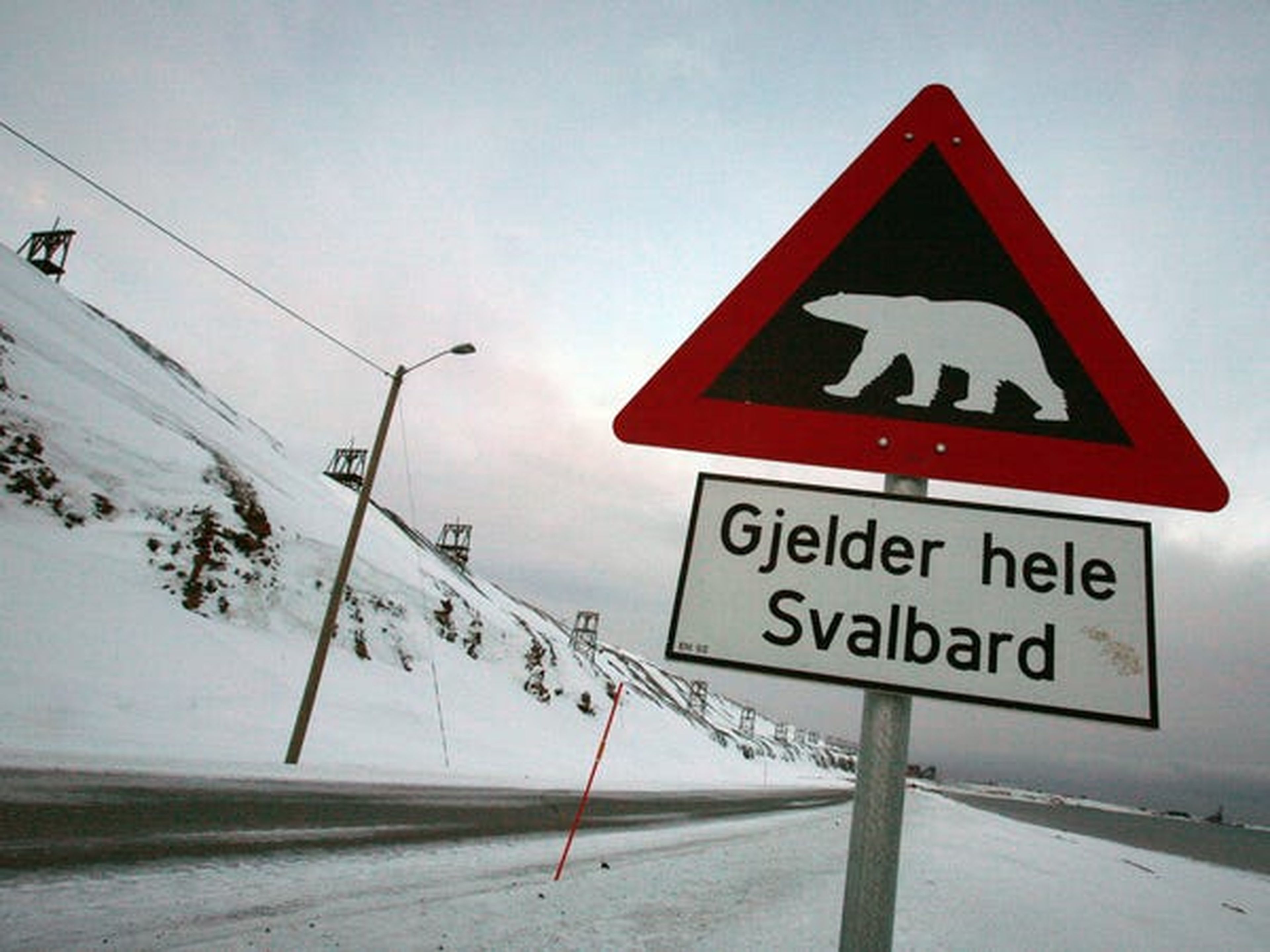 La señal de advertencia significa "Se aplica a todo el territorio de Svalbard".