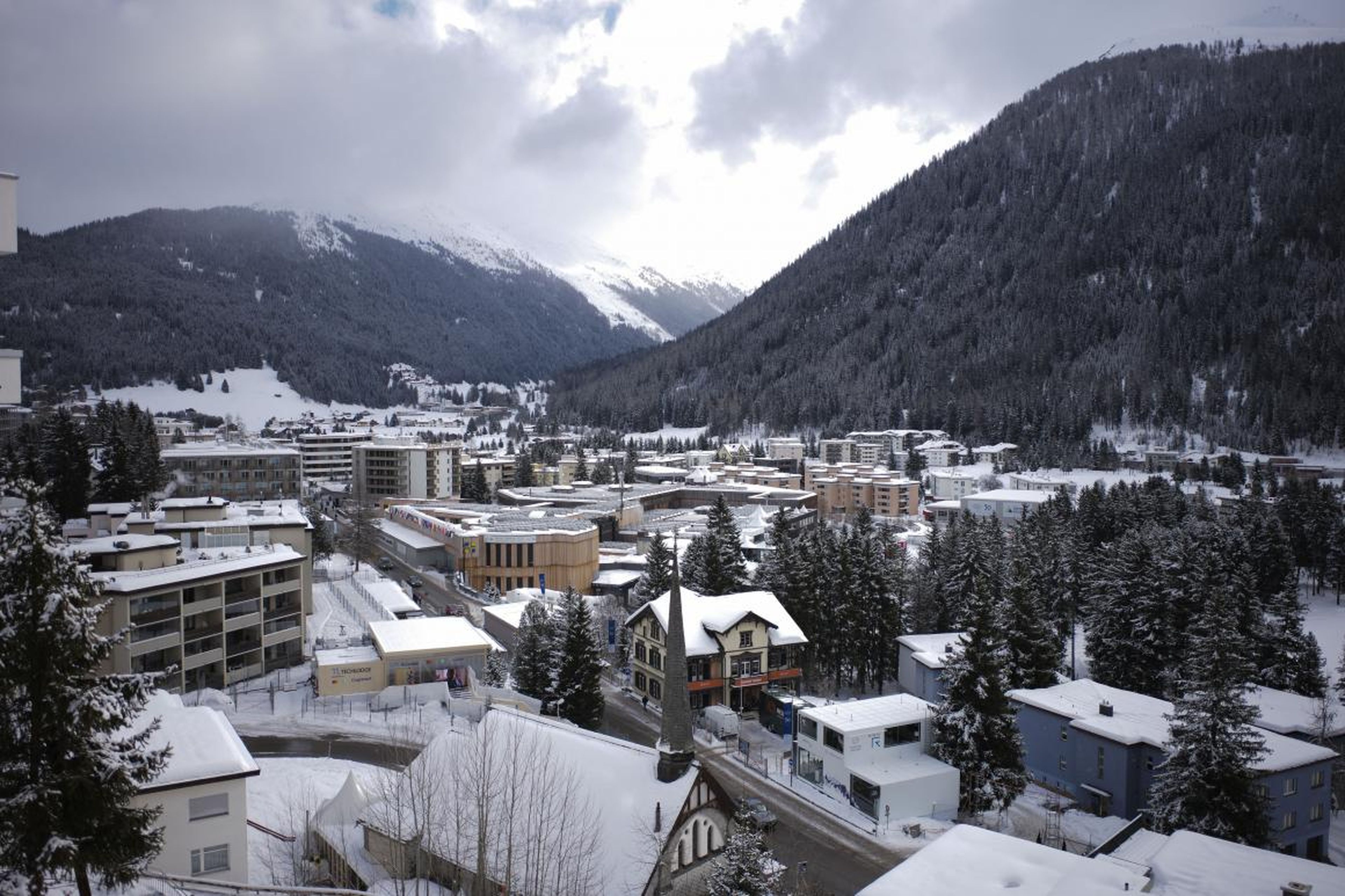 El Centro de Congresos de Davos, en el centro, se prepara para el Foro Económico Mundial de Davos, Suiza, el domingo.