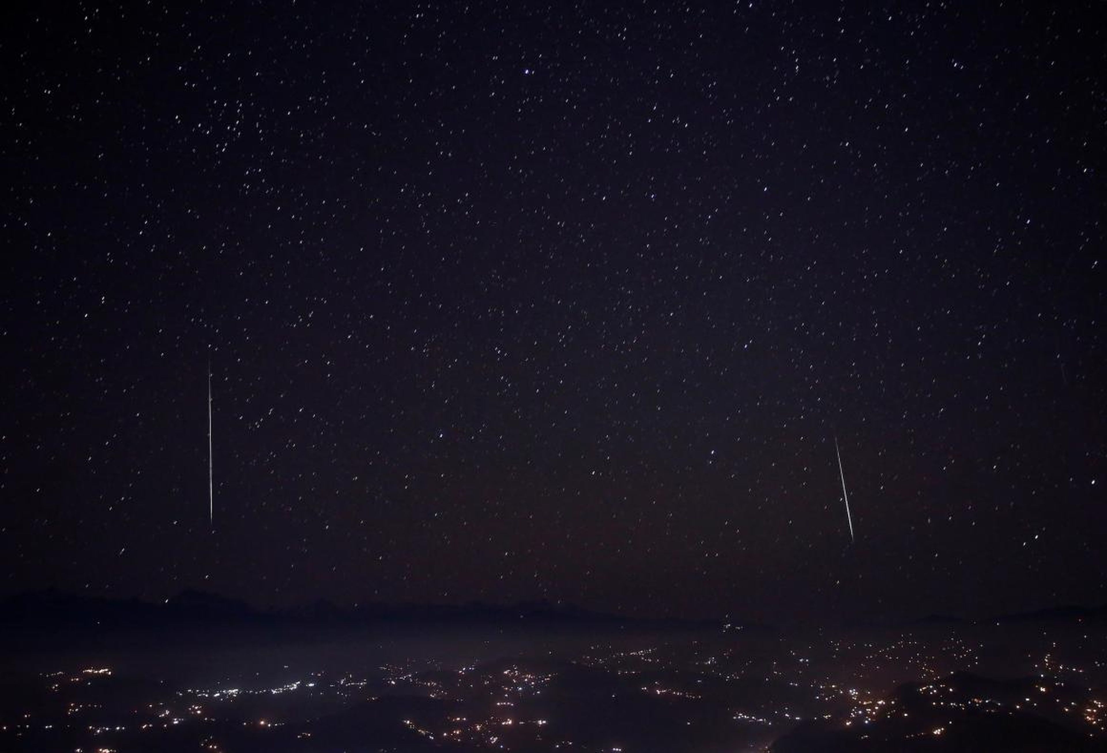 Una lluvia de estrellas Gemínidas se ve por encima de la cordillera en Nagarkot, Nepal, el 15 de diciembre de 2017.