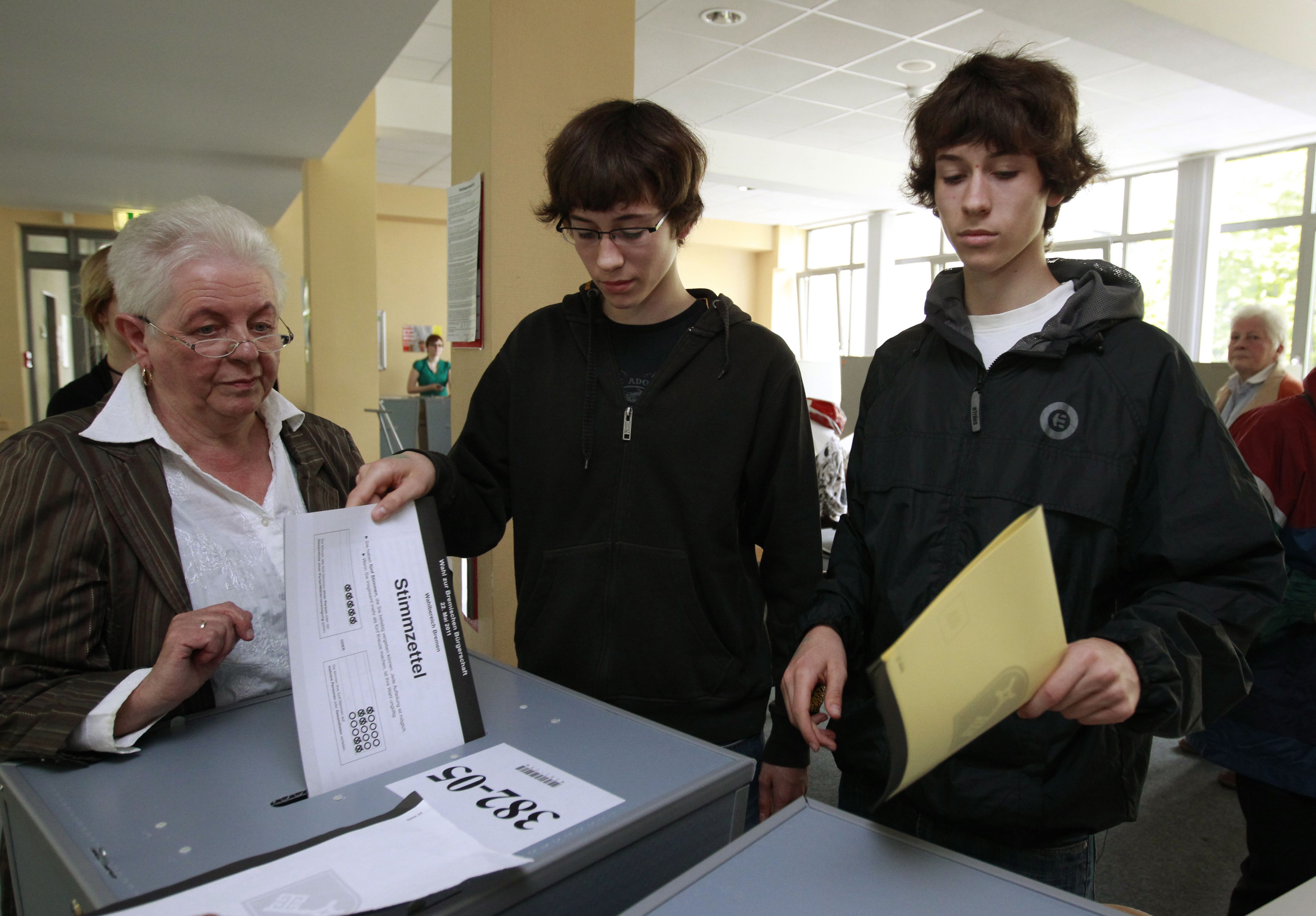 Dos jóvenes de 16 años votan en las elecciones de Bremen (Alemania).