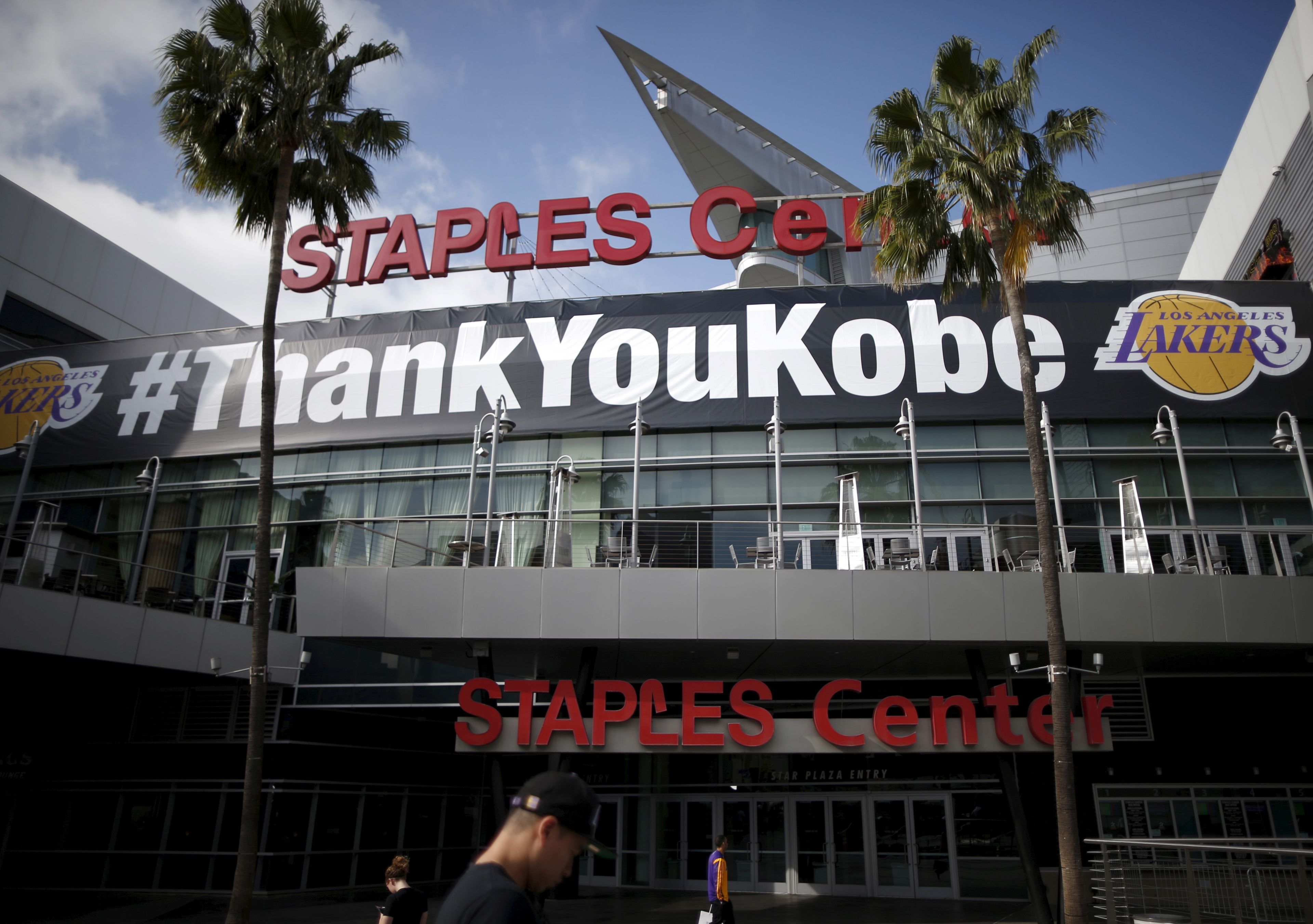 El estadio de los Lakers, Staples Center, rinde tributo a Kobe Bryant tras su retirada en 2016.
