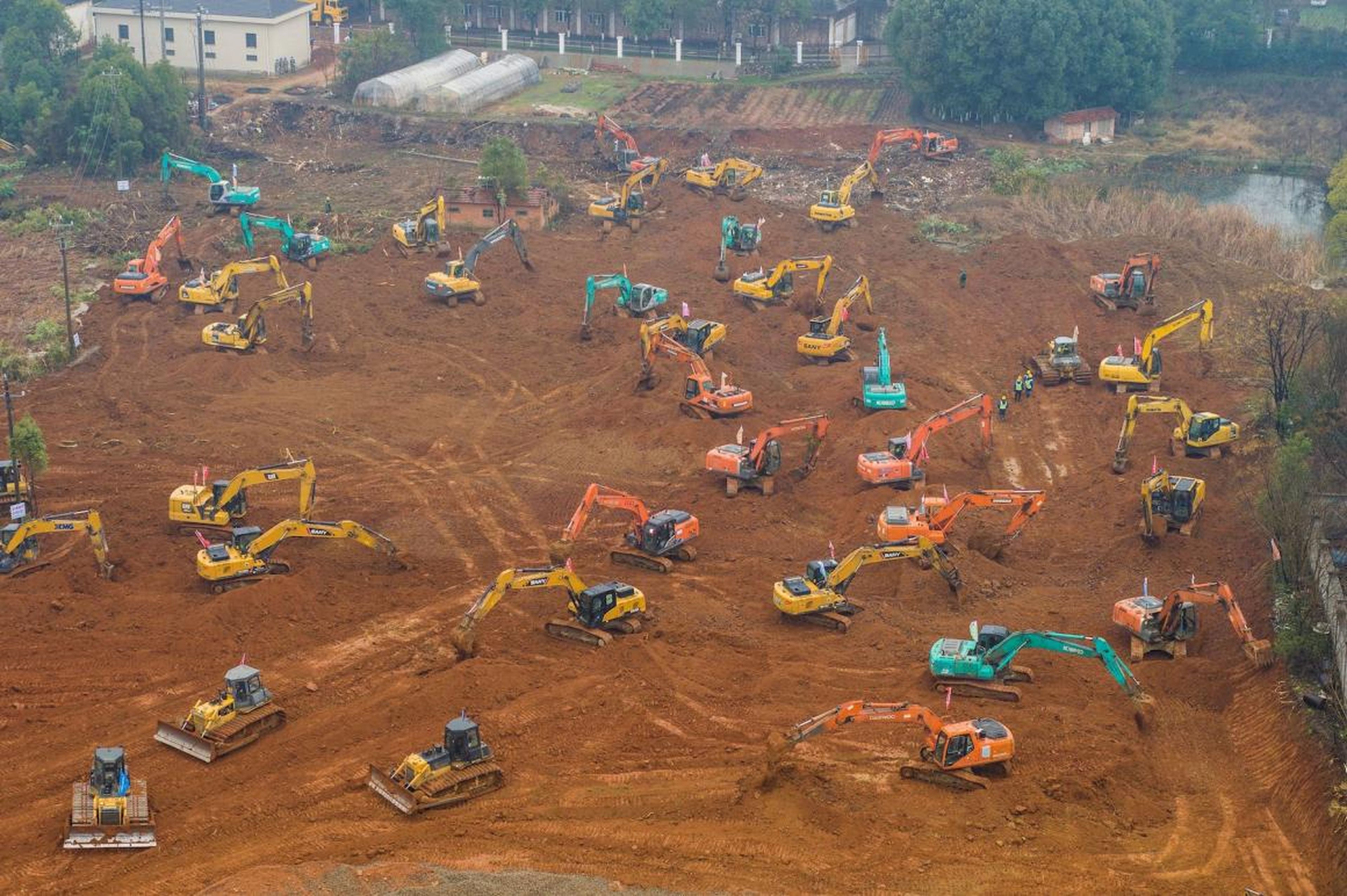 Excavadoras en el lugar de construcción de un nuevo hospital en Wuhan el 24 de enero.