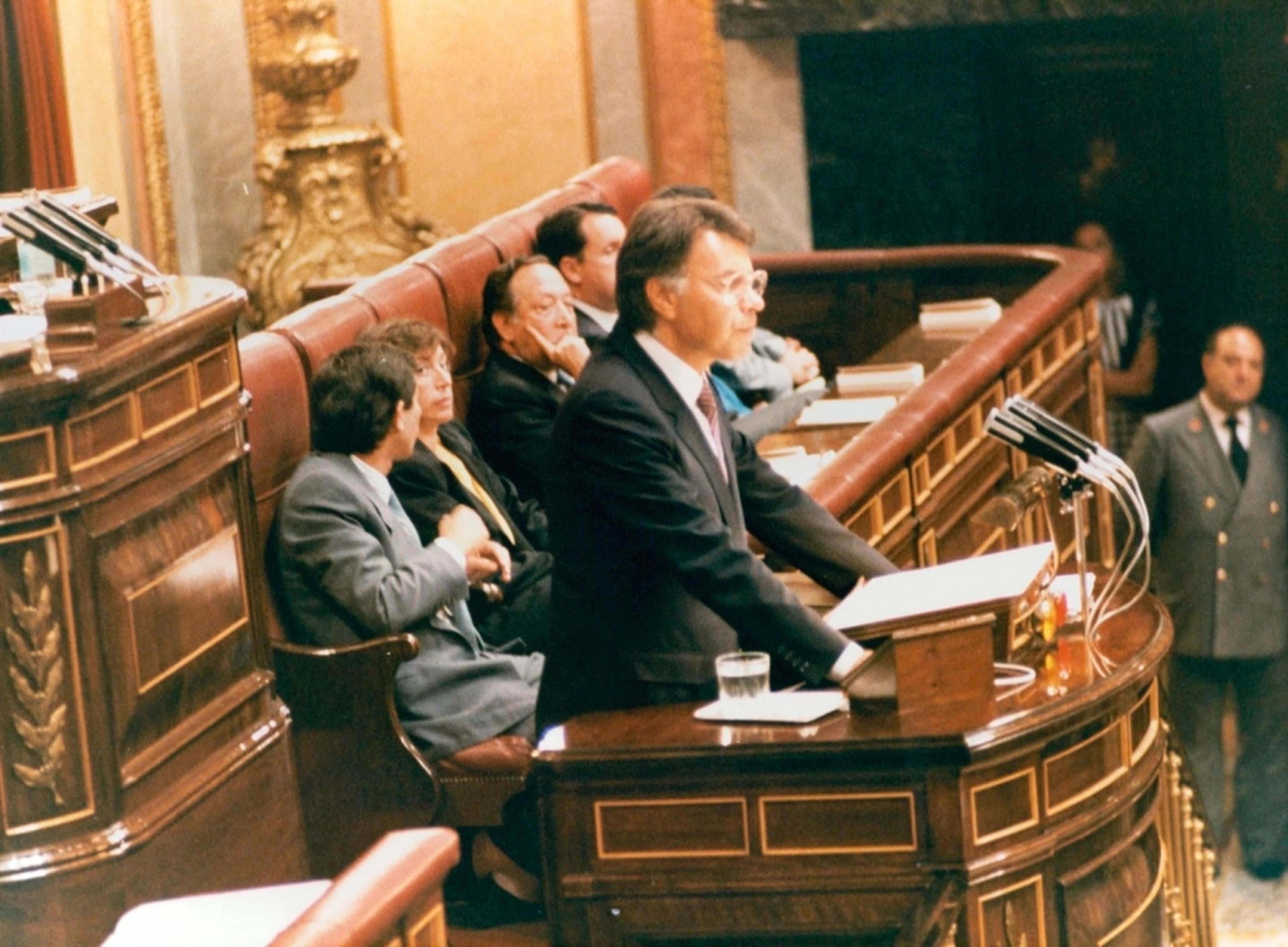 Felipe González pronuncia su discurso de investidura en las Cortes en 1986.