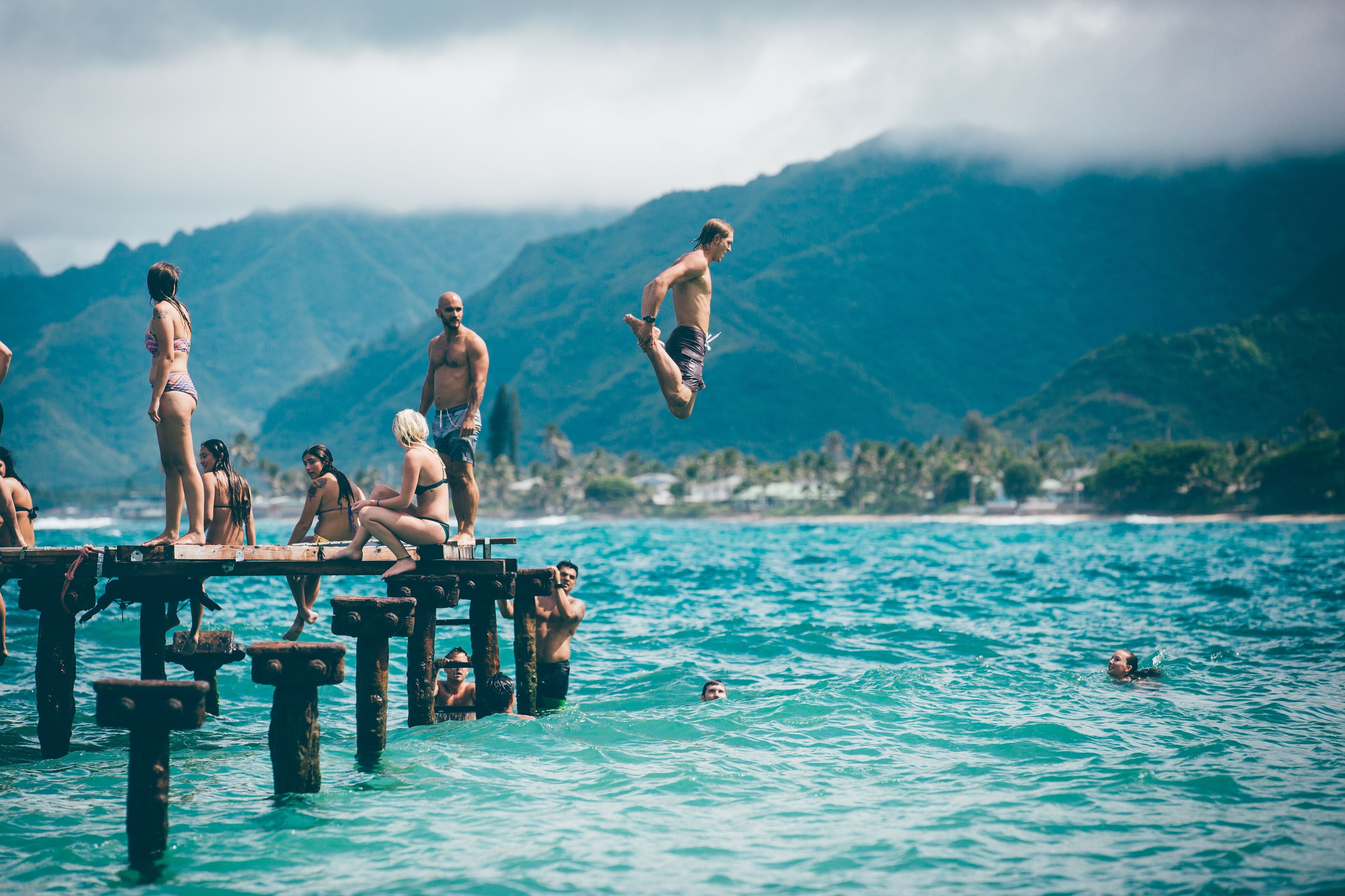 Gente bañándose en la playa en Hawái.