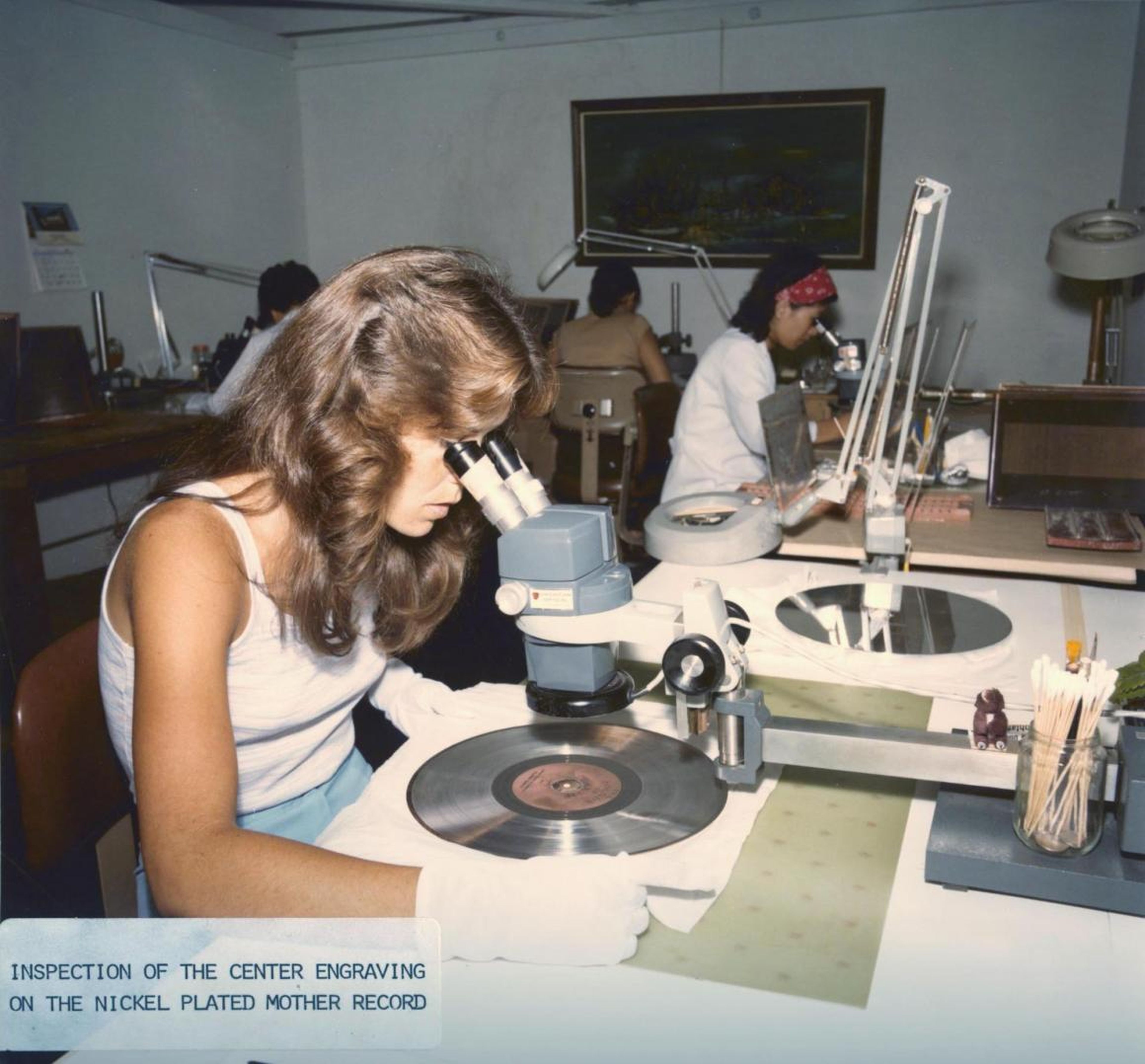 Una empleada de la NASA inspecciona la grabación del Disco de Oro.
