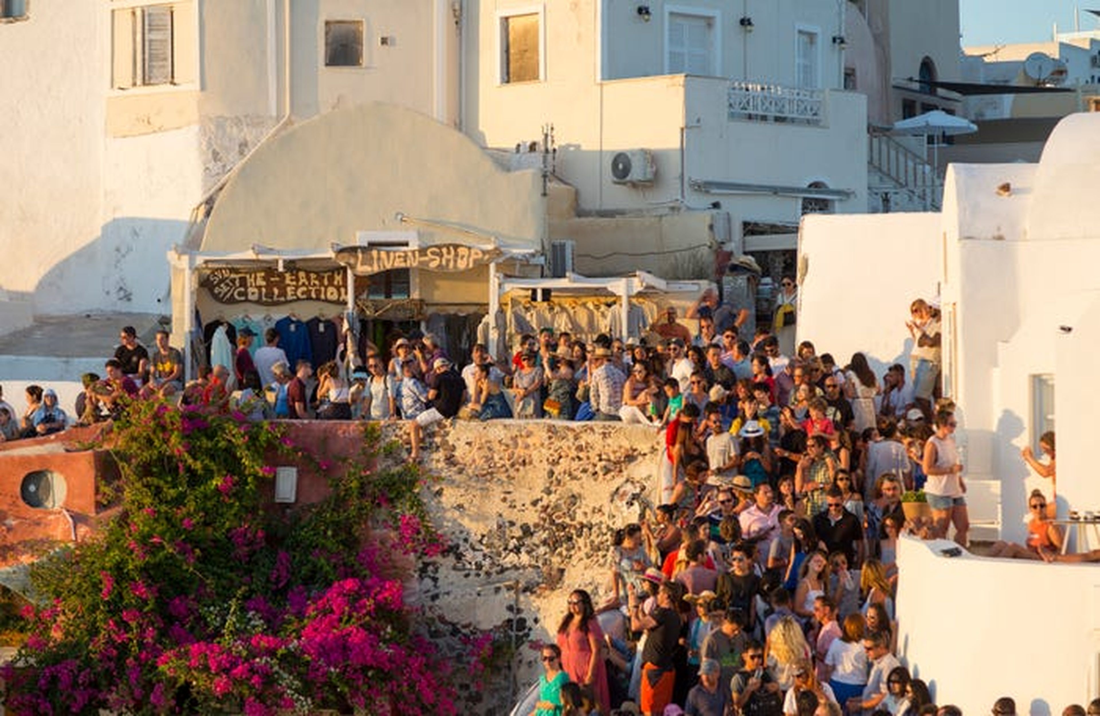 En Grecia, Instagram ha llevado a multitudes de turistas a Santorini.