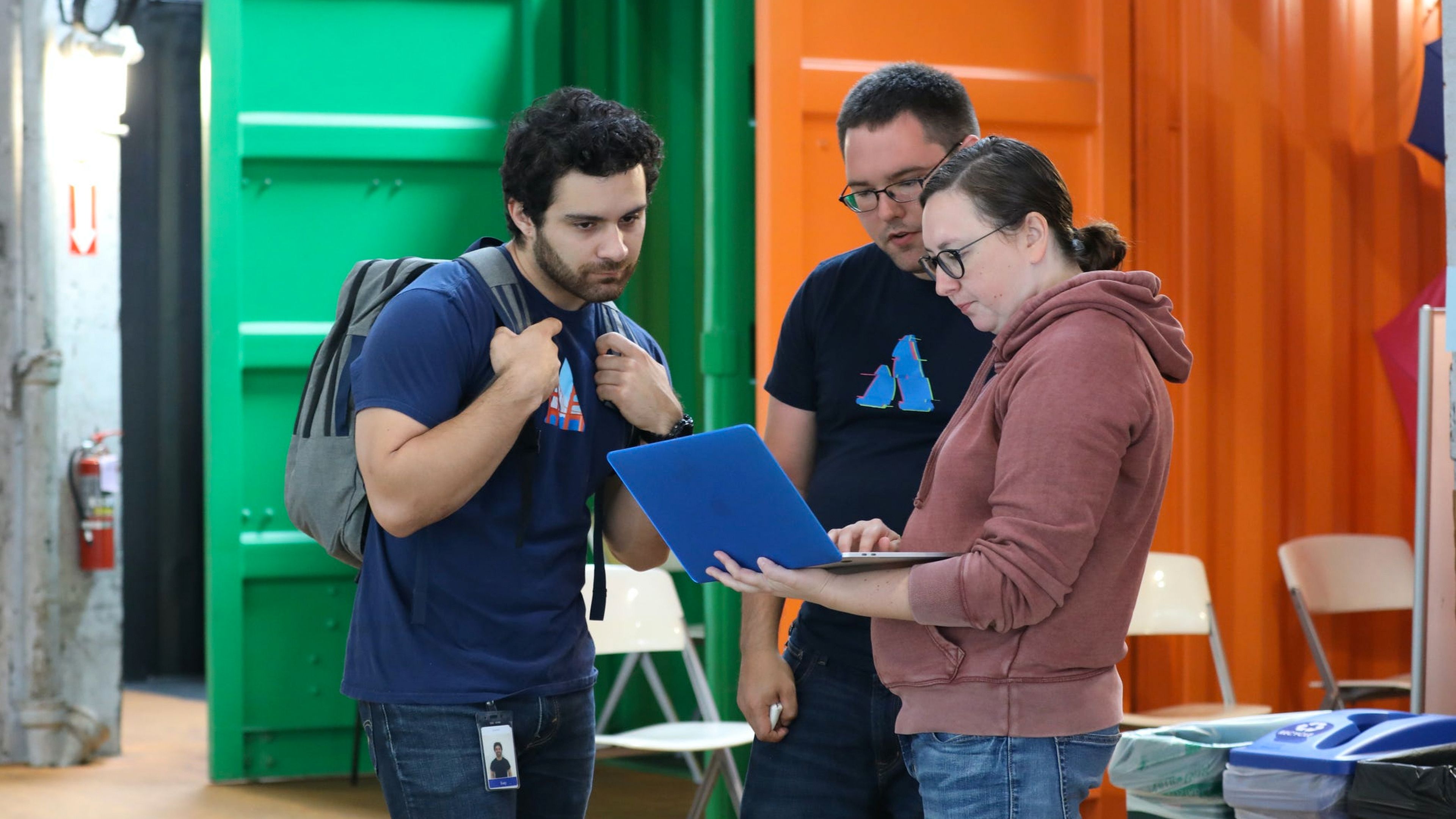 En Bug Bash, un evento de hacking ético llevado a cabo por Atlassian y Bugcrowd, Jesse Kinser, directora de seguridad de producto de LifeOmic, muestra un hallazgo al equipo de seguridad de Atlassian.