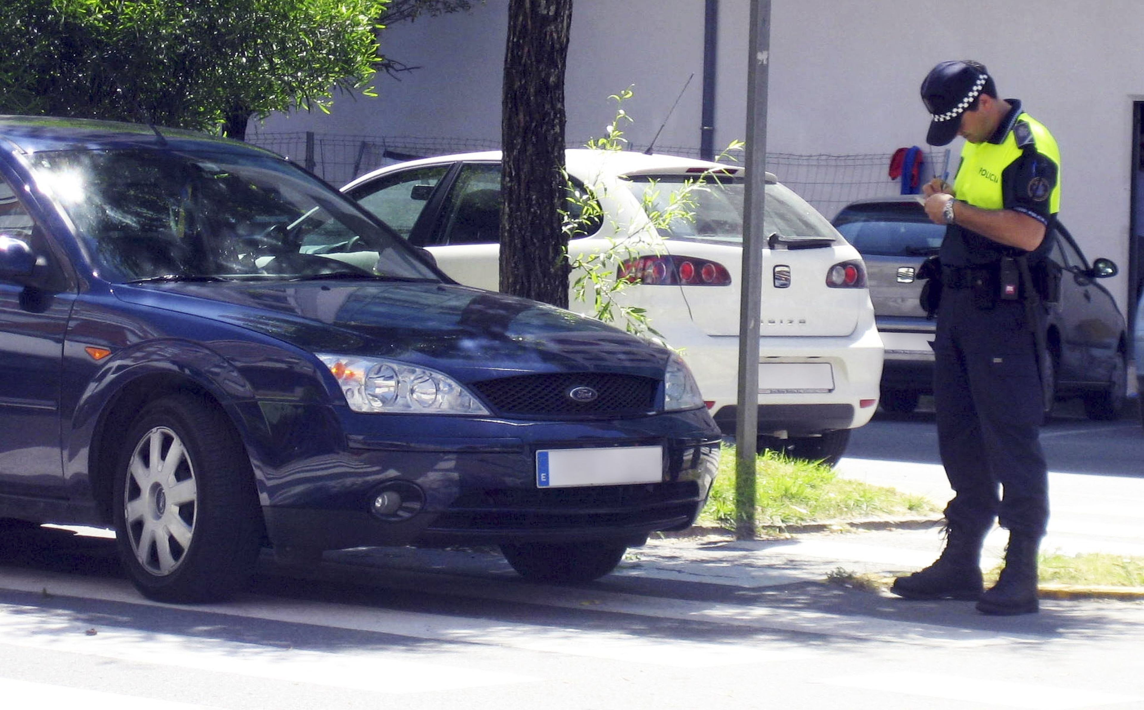 Guardia Civil de tráfico multando un coche