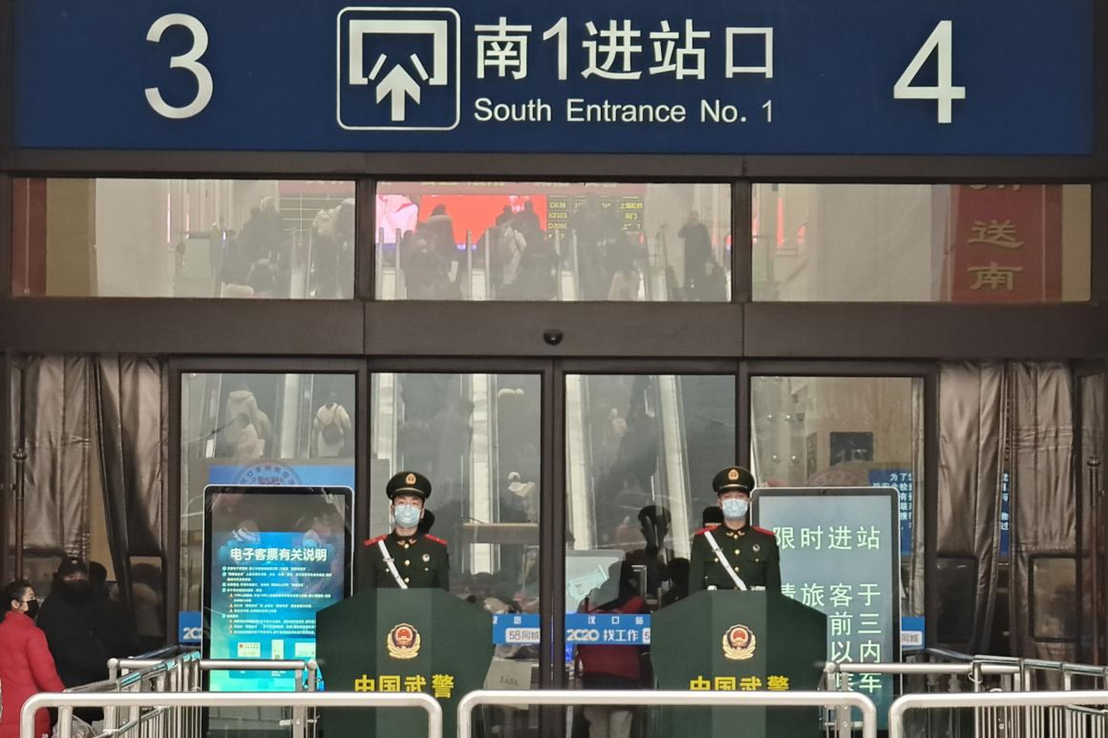 Guardias con máscaras faciales en la estación de ferrocarril de Hankou el 22 de enero de 2020, en Wuhan, China.