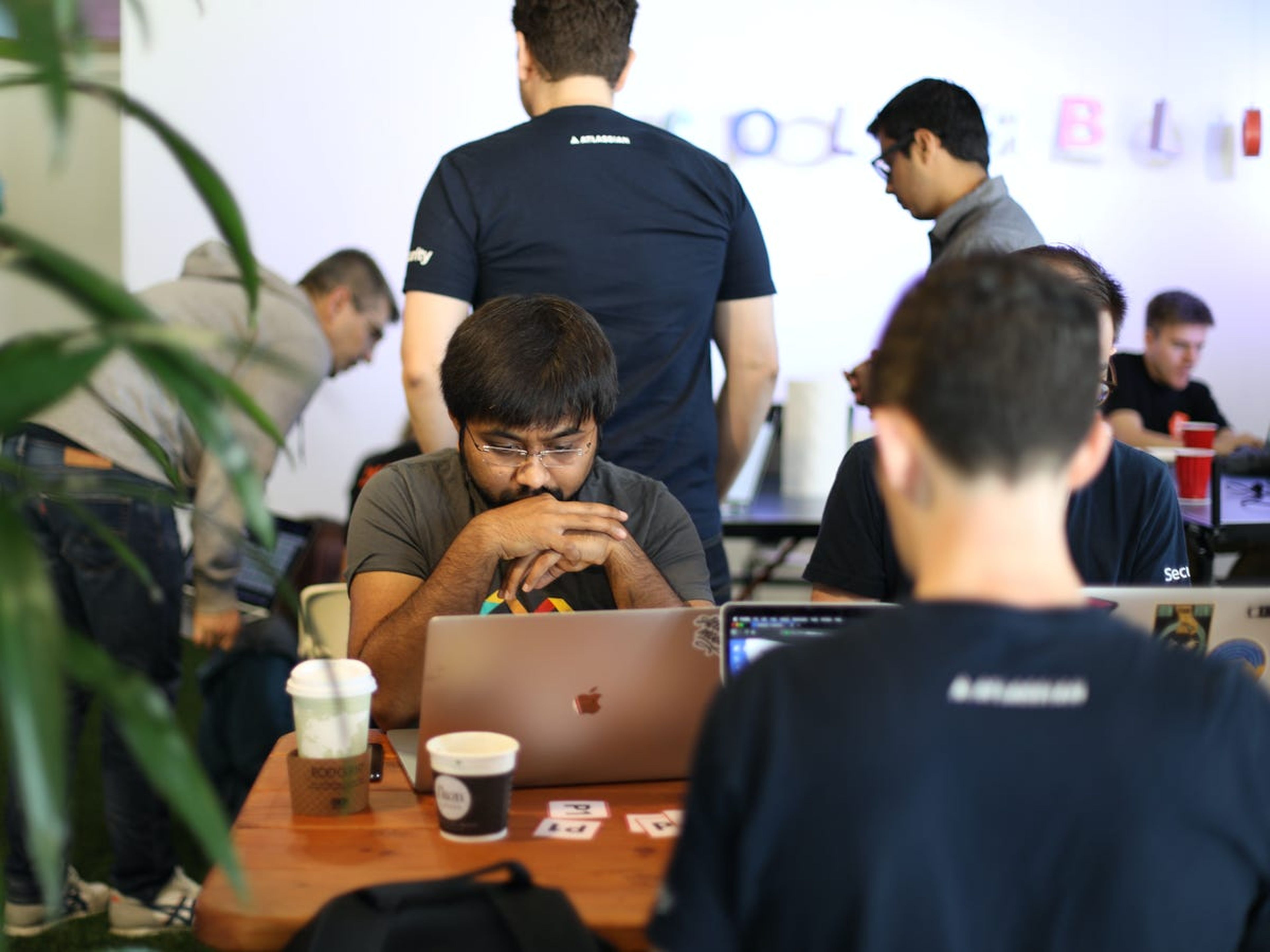 Un grupo de hackers de sombrero blanco buscan vulnerabilidades durante Bug Bash, un evento organizado por Atlassian y Bugcrowd.