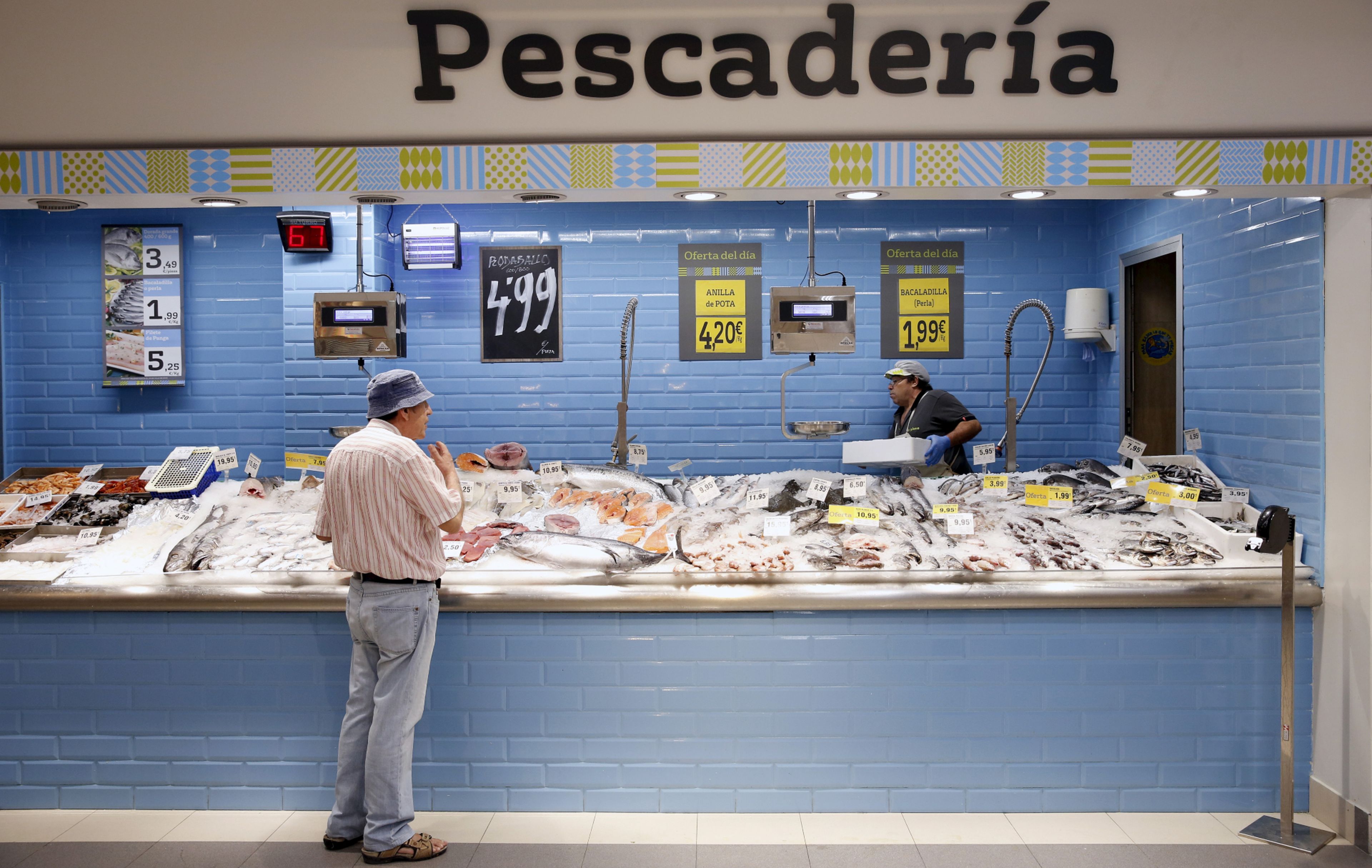 Un hombre mira los productos expuestos en una pescadería de un supermercado de Madrid