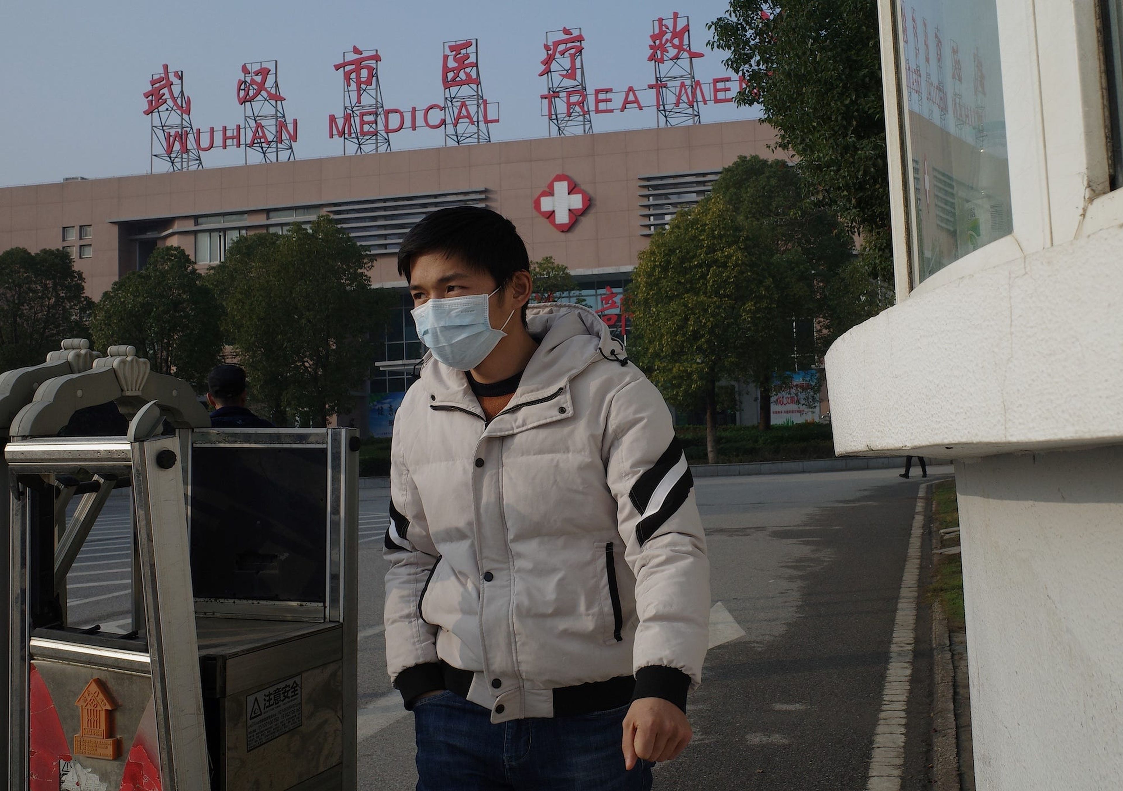Un hombre sale de un centro médico de Wuhan, en China.