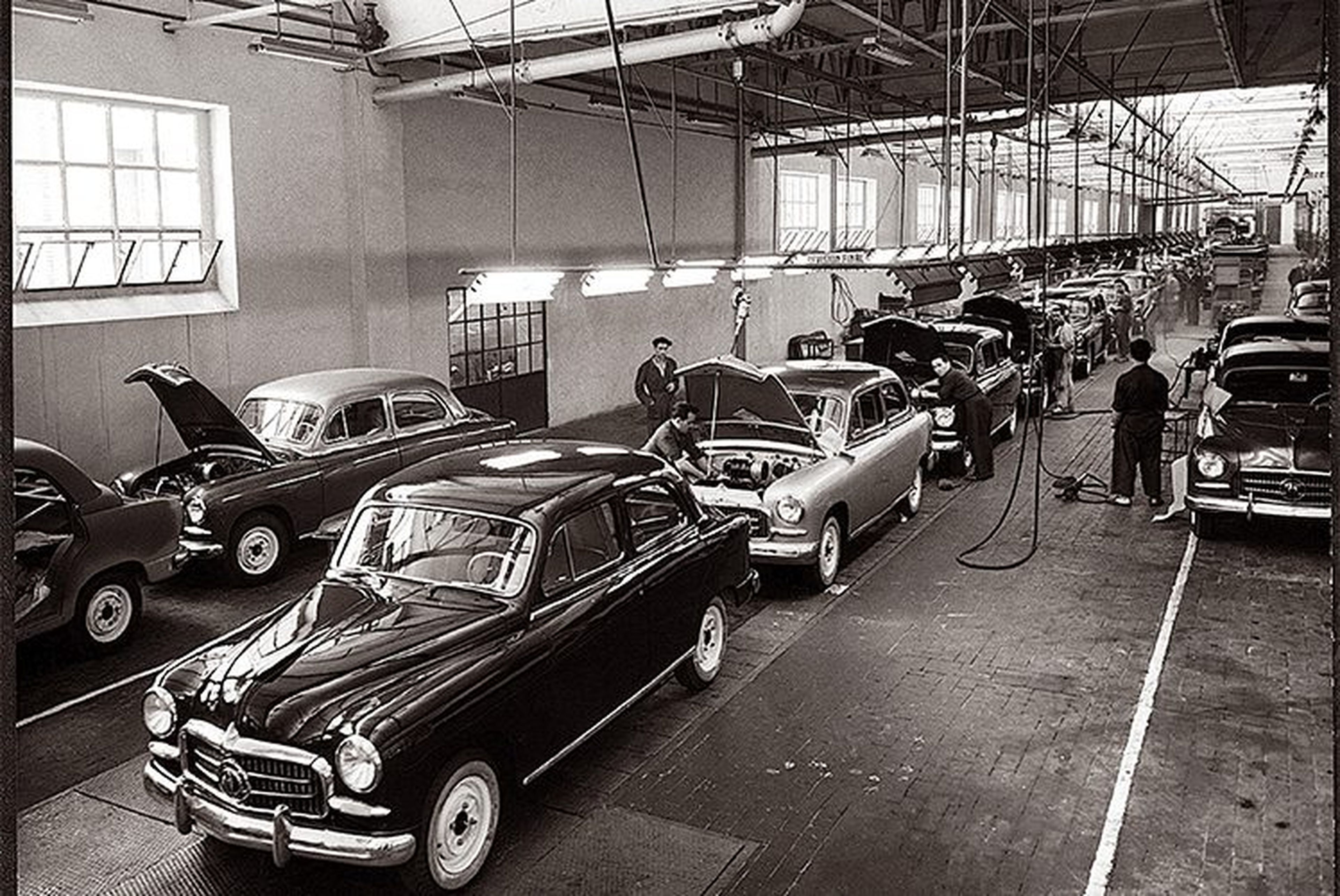 Imagen de una fábrica de automóviles Seat en los años 60