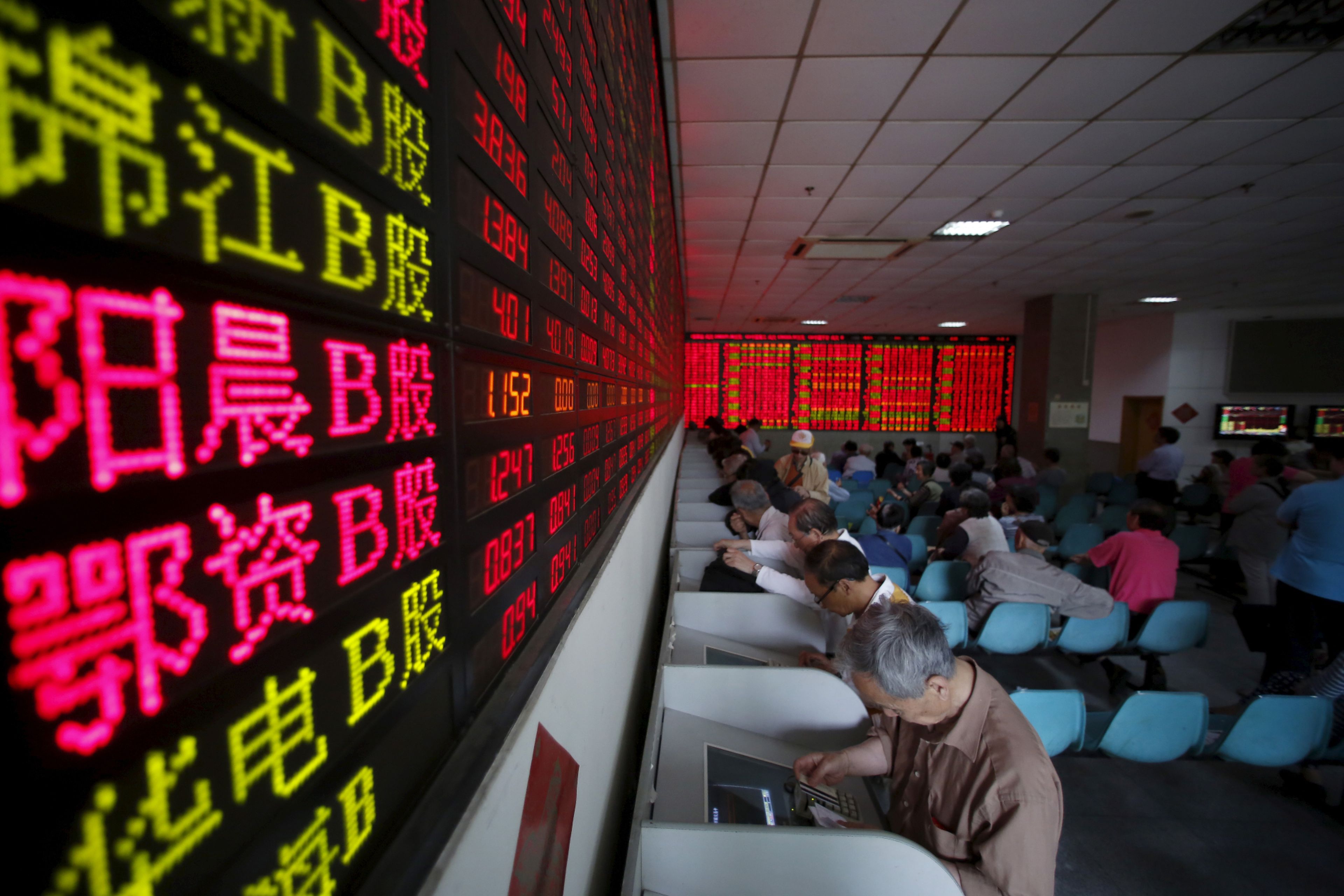Inversores ante las pantallas de la bolsa de Shanghai
