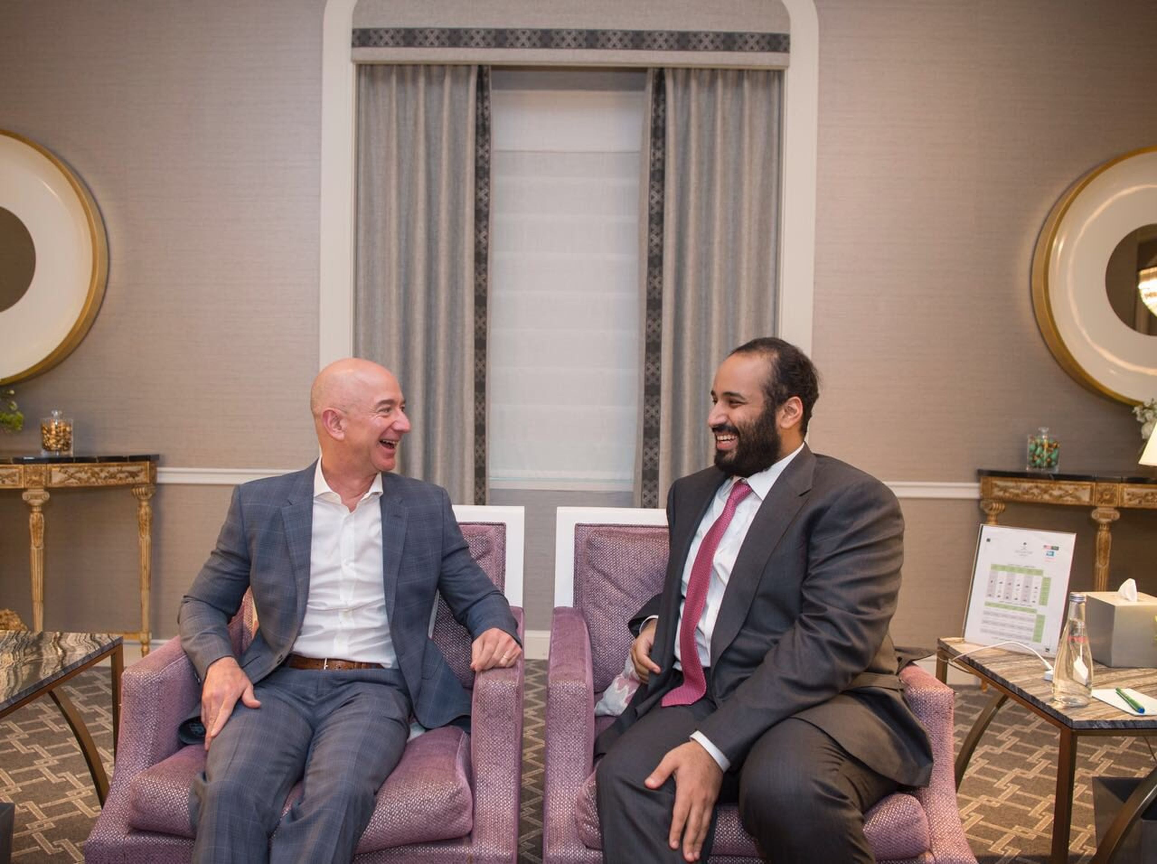Jeff Bezos, CEO de Amazon, y el príncipe heredero saudí, Mohammed bin Salman en 2018.