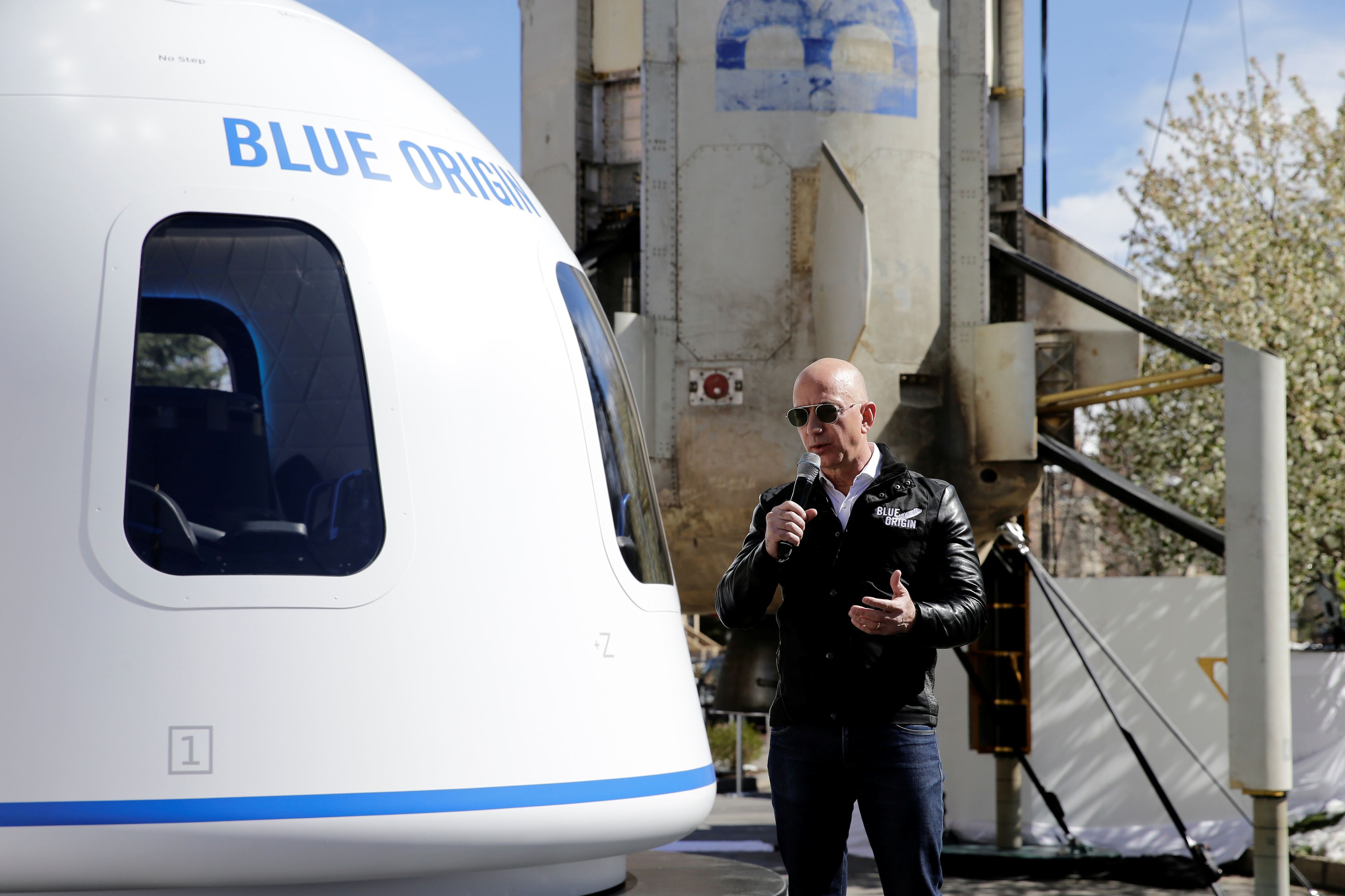 Jeff Bezos frente al Blue Origins