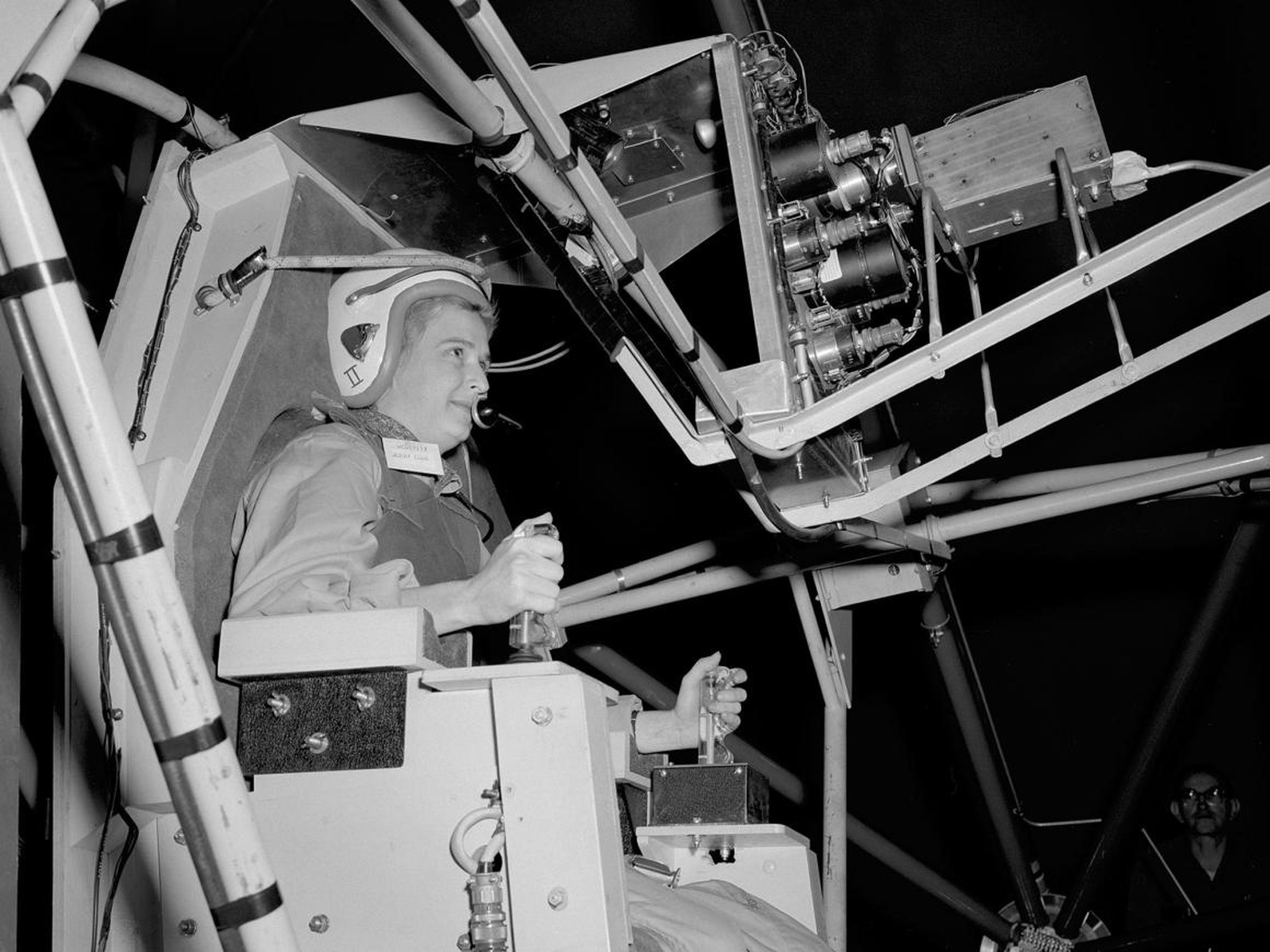 La piloto Jerrie Cobb entrena en la Instalación de Inercia de Prueba Espacial Multi Eje, que simuló un vuelo espacial, el 4 de enero de 1960.