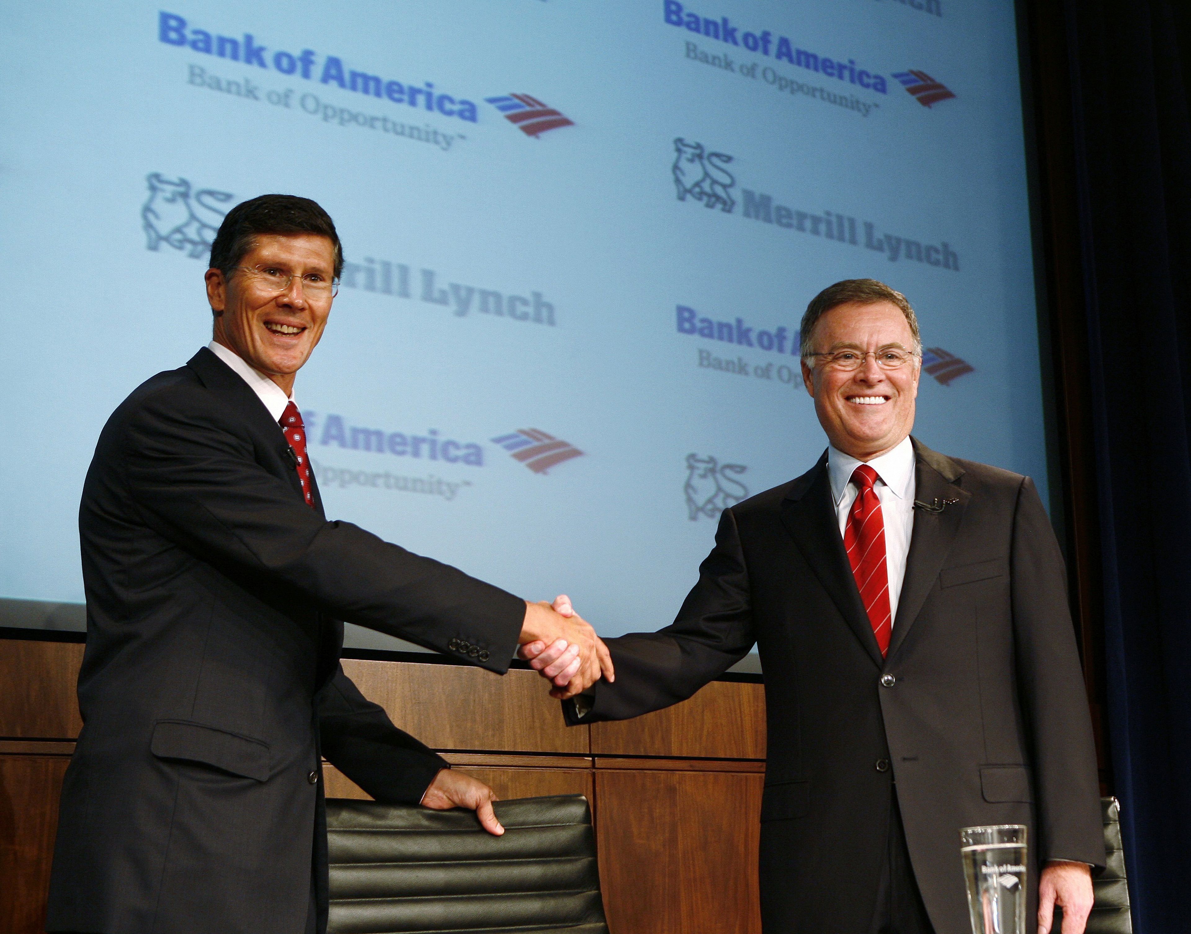 John Thain y Kenneth Lewis sellan la adquisición de Merrill Lynch por parte de Bank of America.