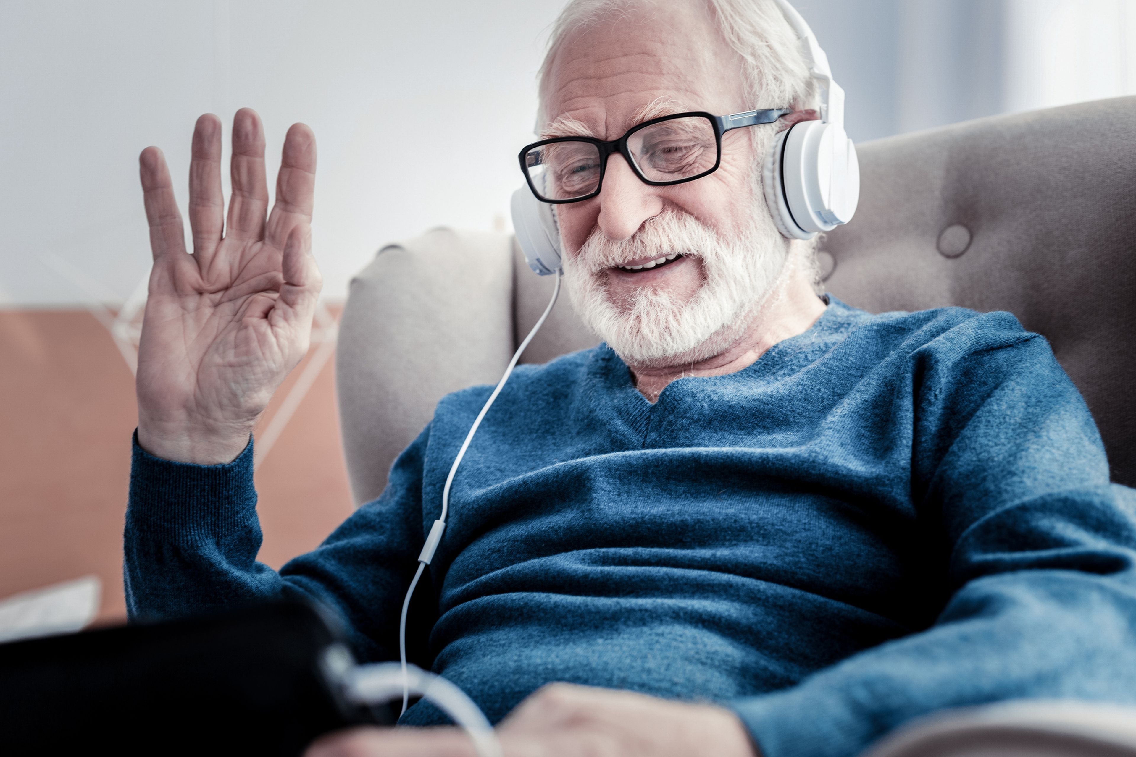 Jubilado escuchando música