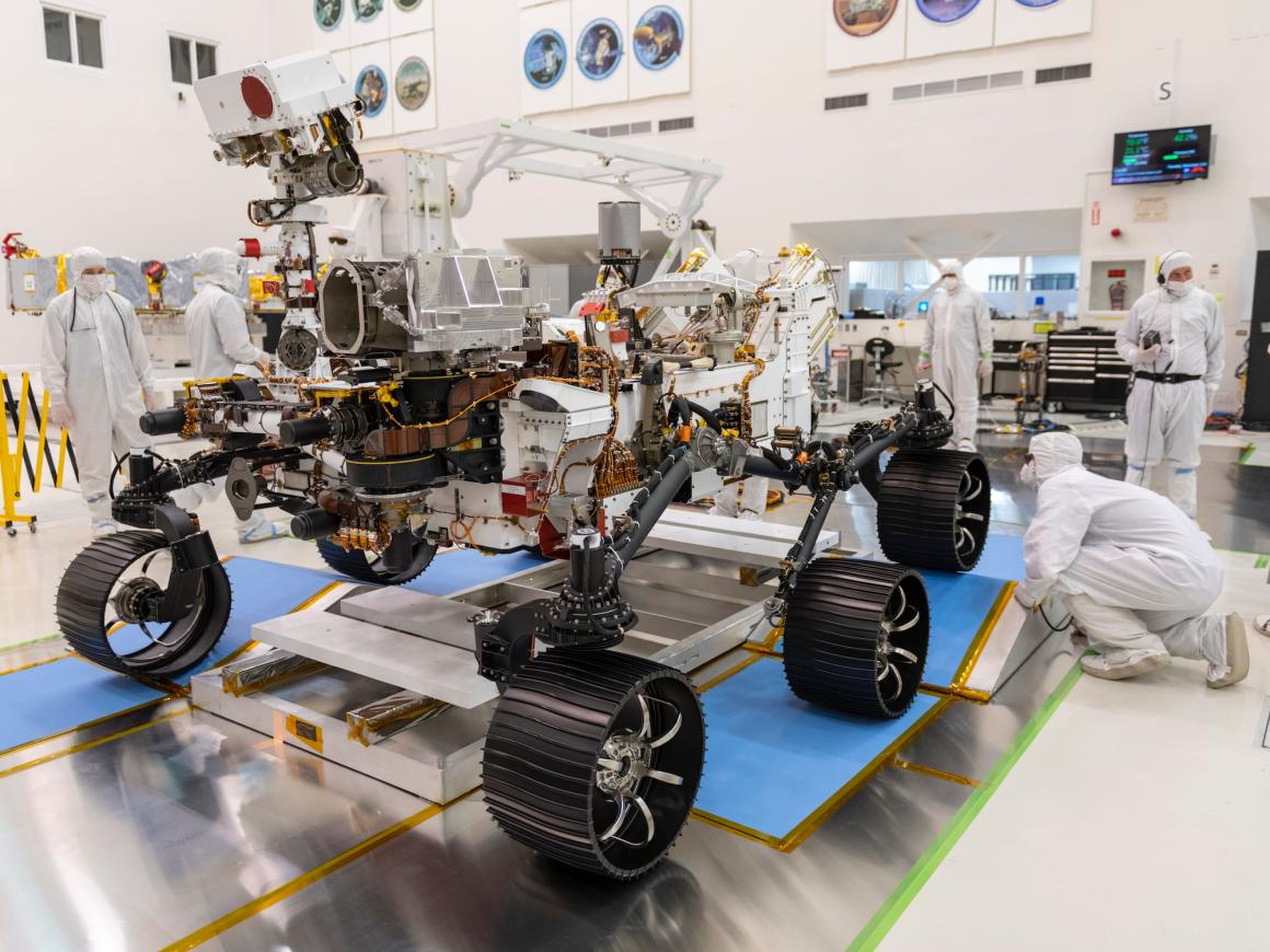 Ingenieros observan la primera prueba de conducción del rover Marte 2020 de la NASA en el Jet Propulsion Laboratory en Pasadena, California, Diciembre 17, 2019.