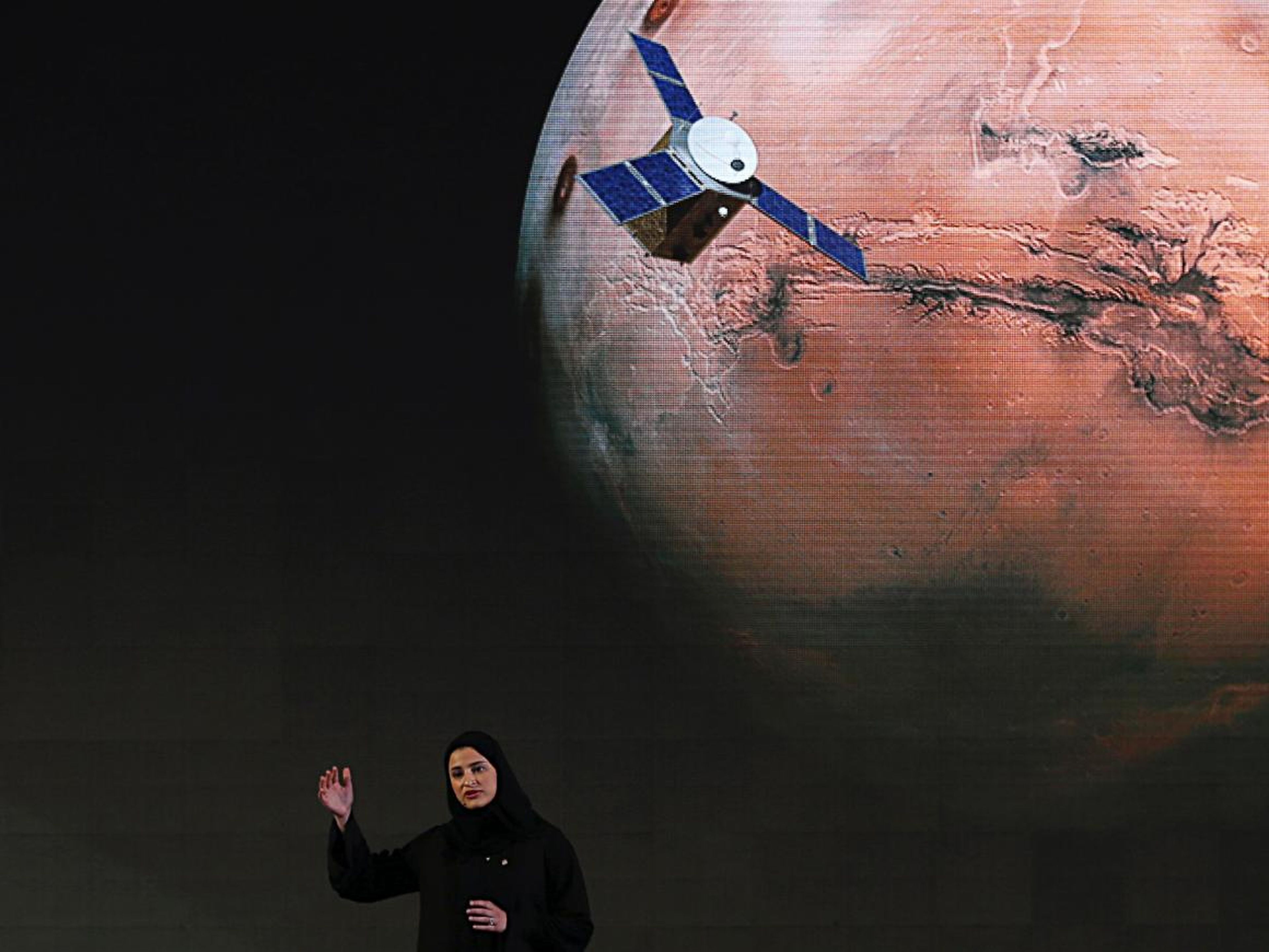 Sarah Amiri, subdirectora de proyecto de la misión a Marte de los Emiratos Árabes Unidos, habla sobre el proyecto, llamado "Hope" o "al-Amal" en árabe, en Dubai, Emiratos Árabes Unidos, el 6 de mayo de 2015.