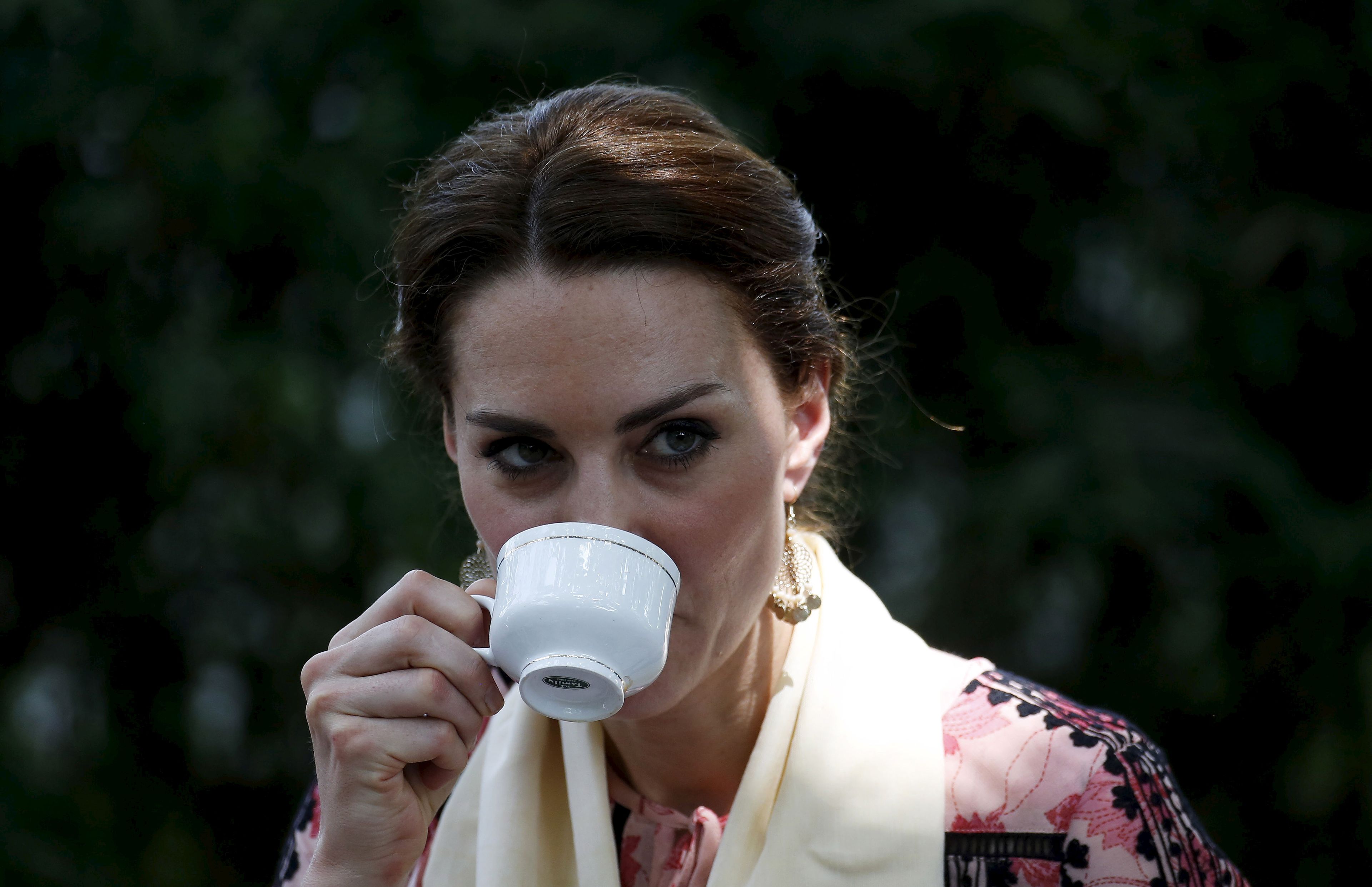 Kate Middleton, Duquesa de Cambridge, bebiendo una taza de té