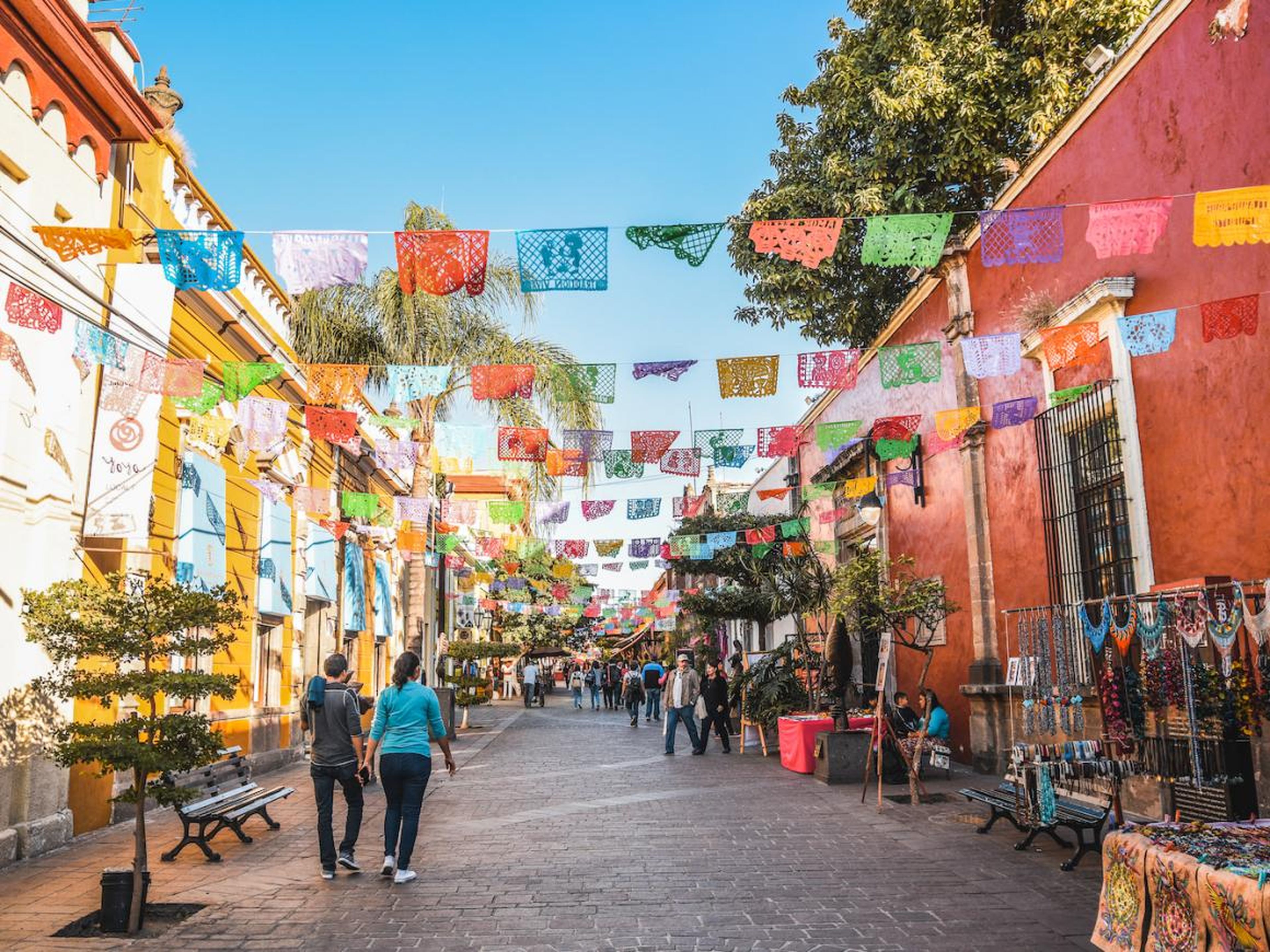 Haz una excursión de un día a Guadalajara, conocida como la cuna del tequila.
