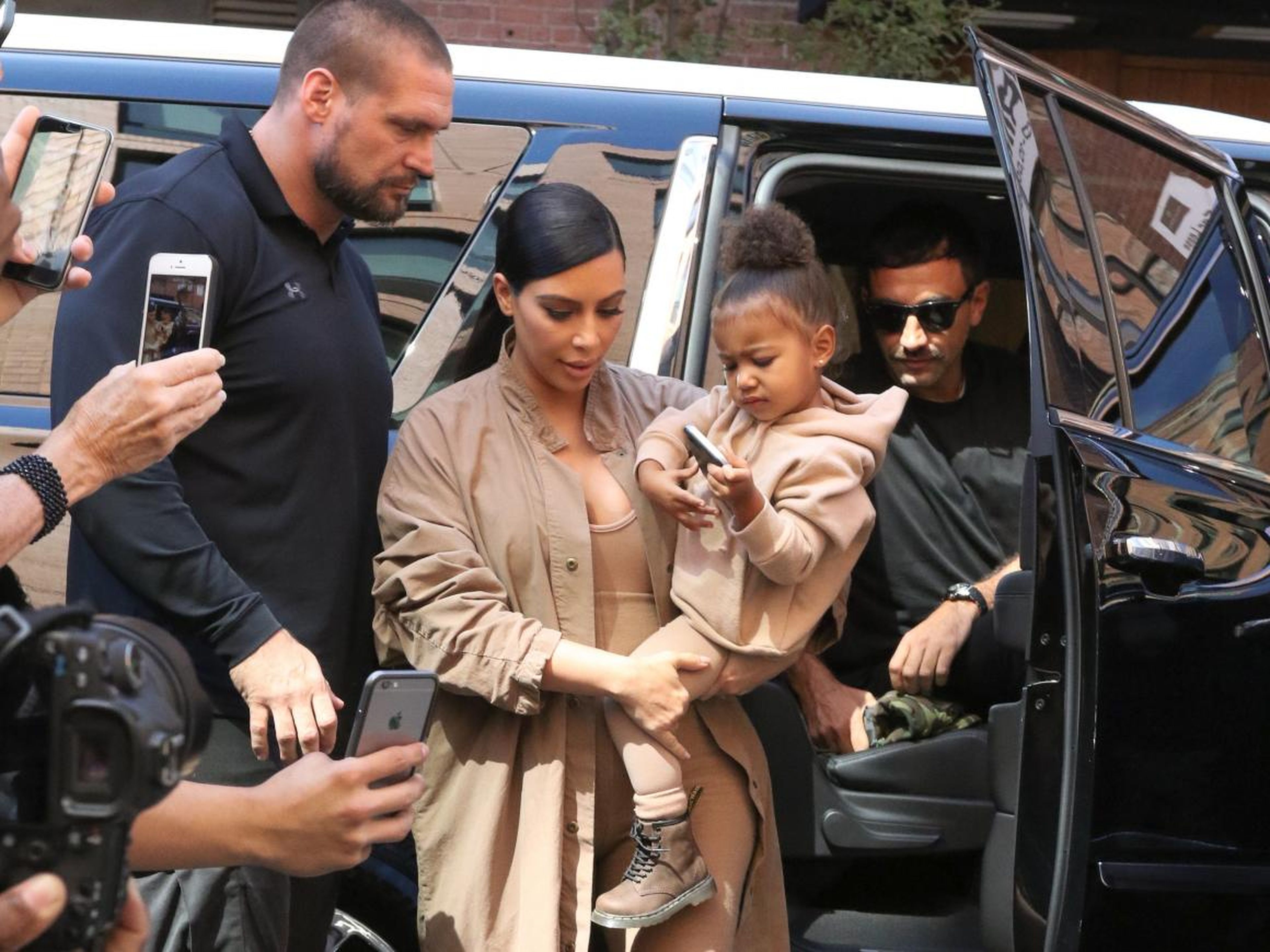 Kim Kardashian y su hija North West con el exguardaespaldas de Kardashian Pascal Duvier, un antiguo soldado del ejército alemán.