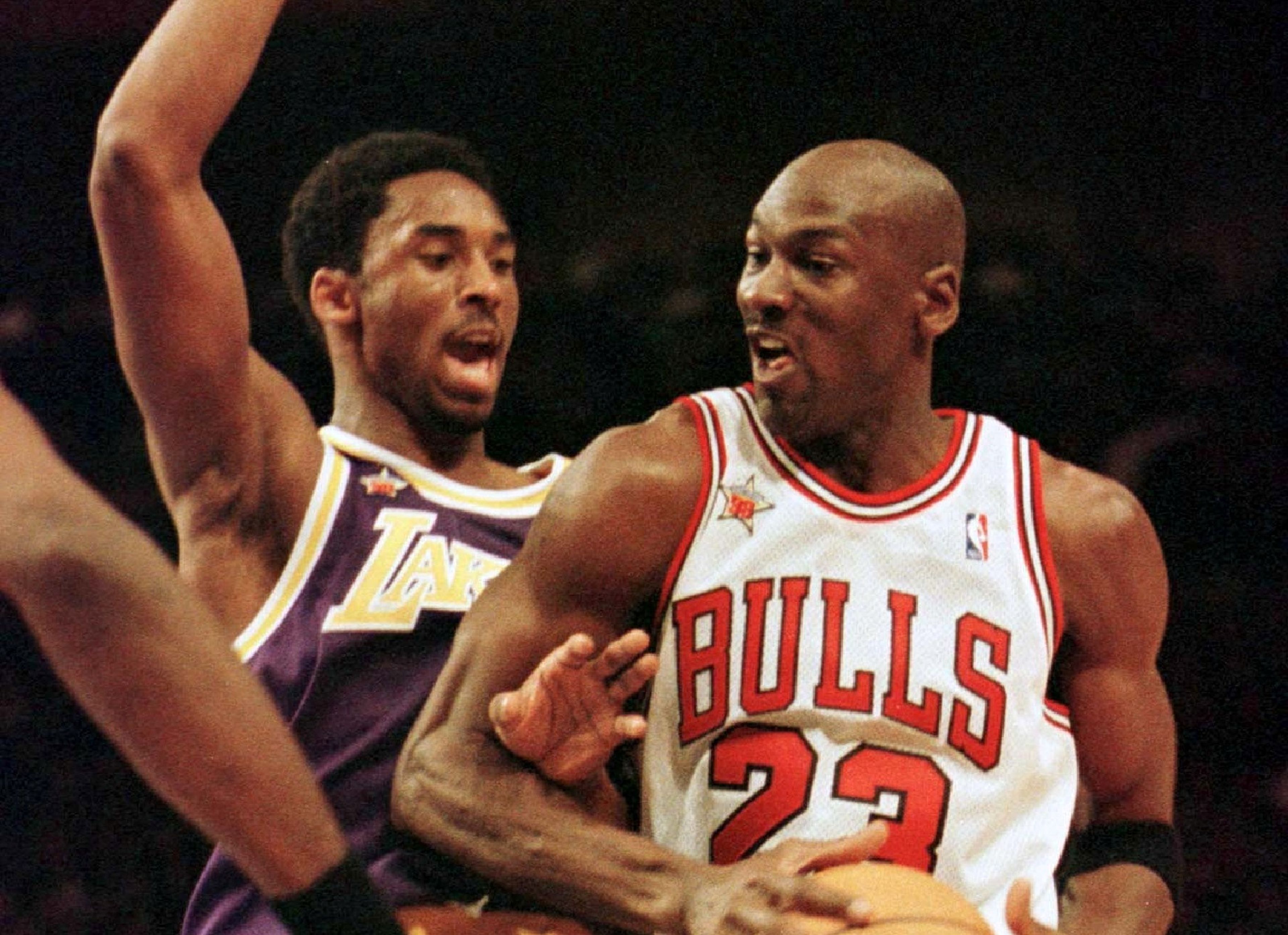 Kobe Bryant defiende a Michael Jordan en un partido de 1999.