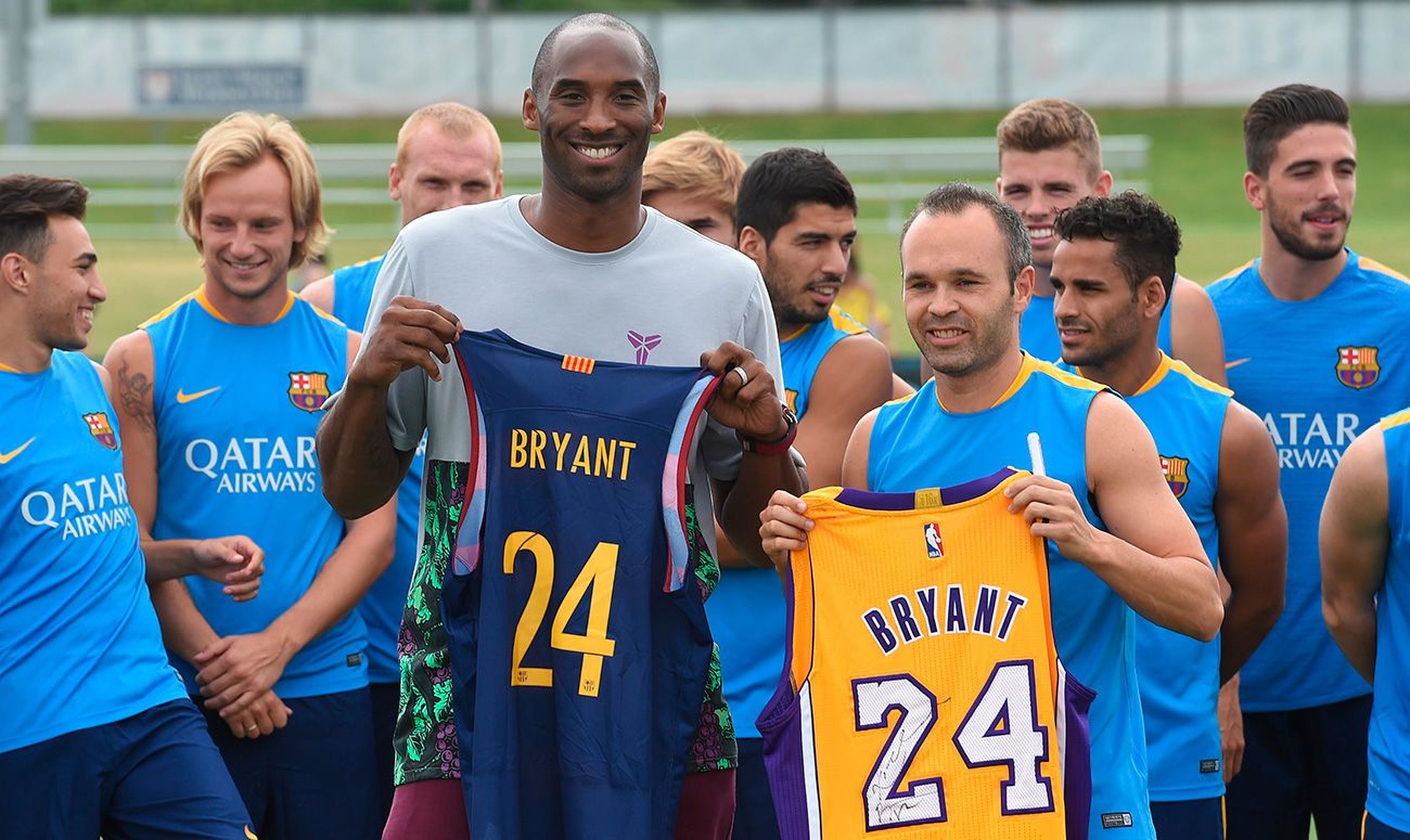 Kobe Bryant con el equipo del FC Barcelona.
