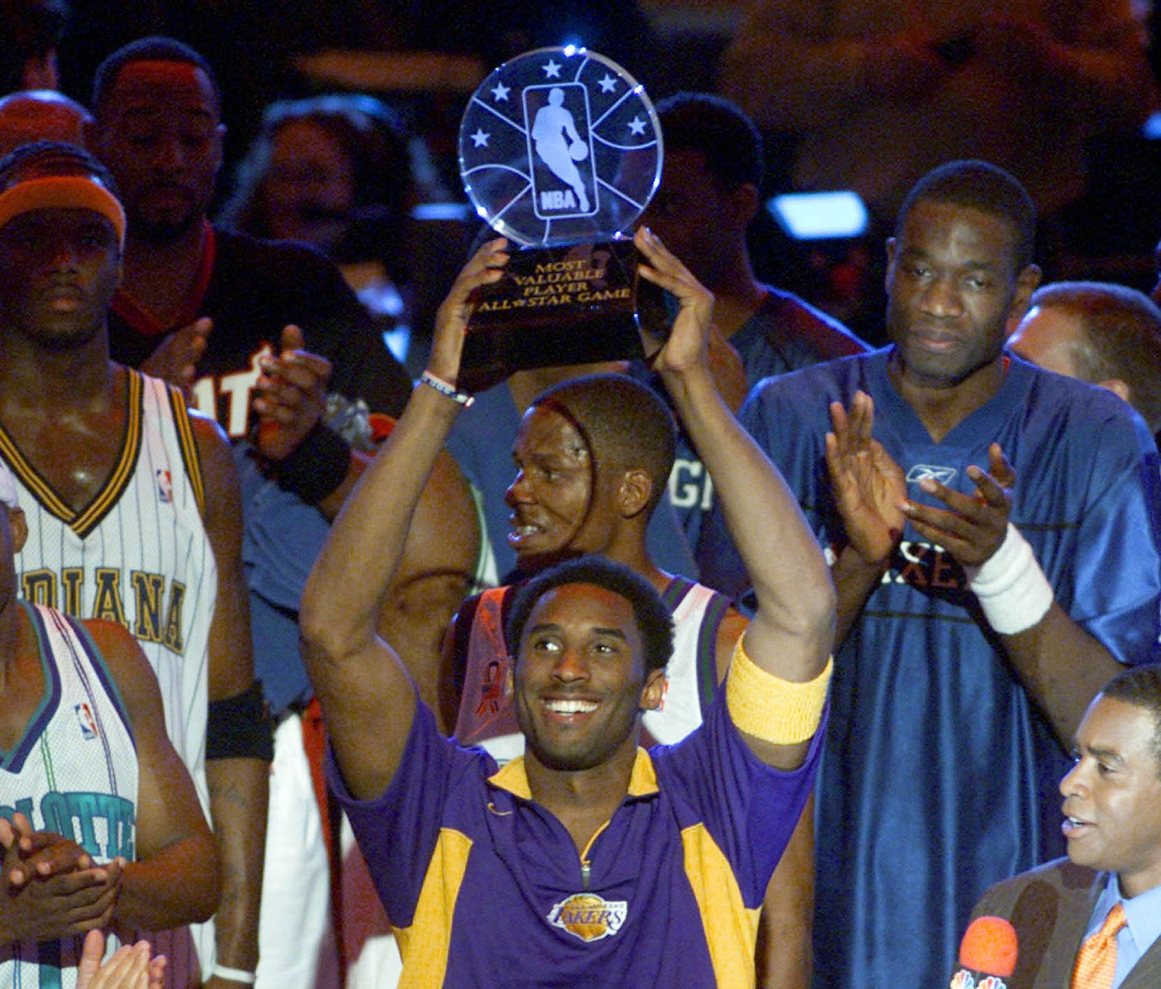 Kobe Bryant gana su primer MVP del All-Star Game (2002).