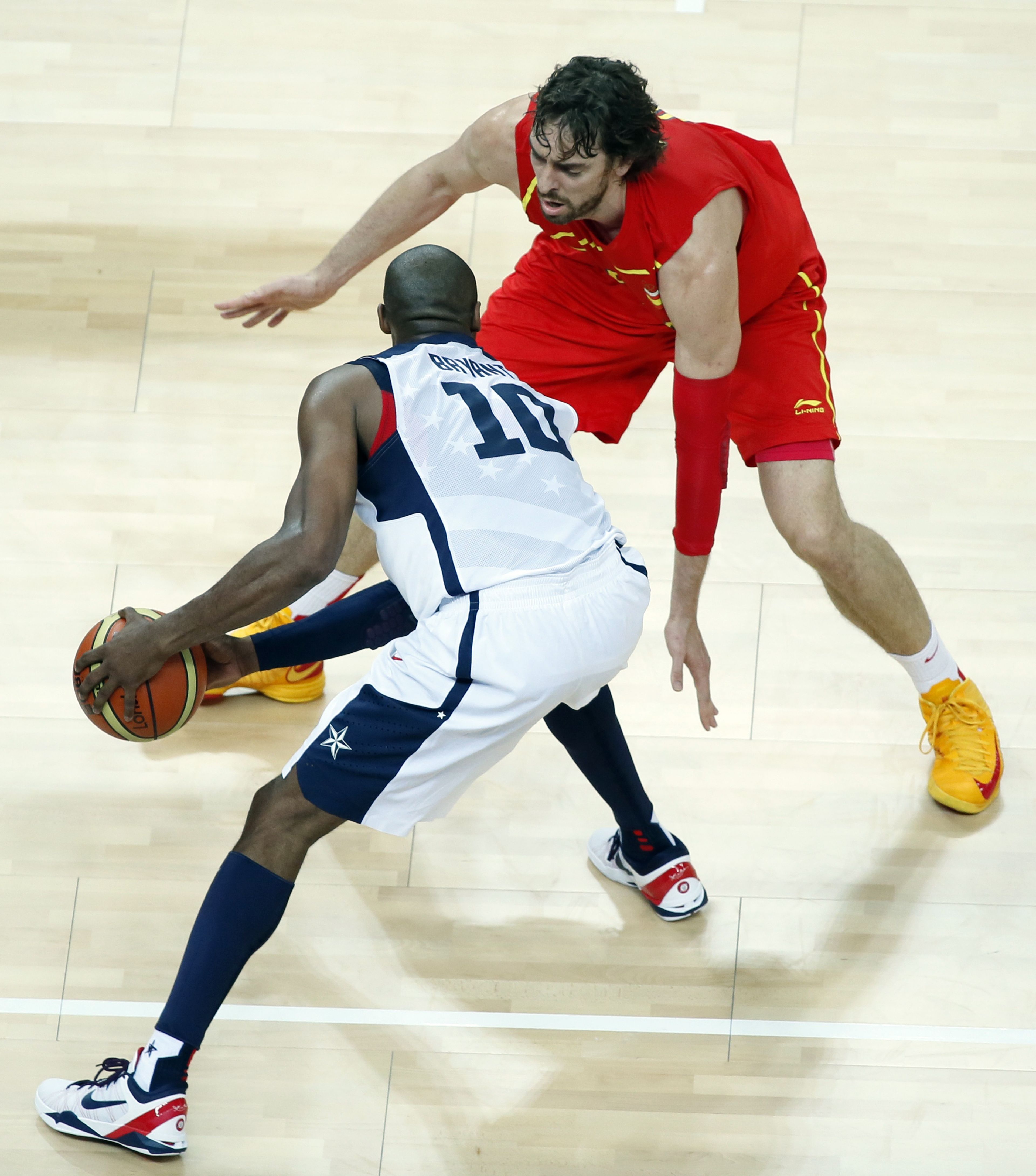 Kobe Bryant lidia con Pau Gasol durante la final de los Juegos Olímpicos de 2012.