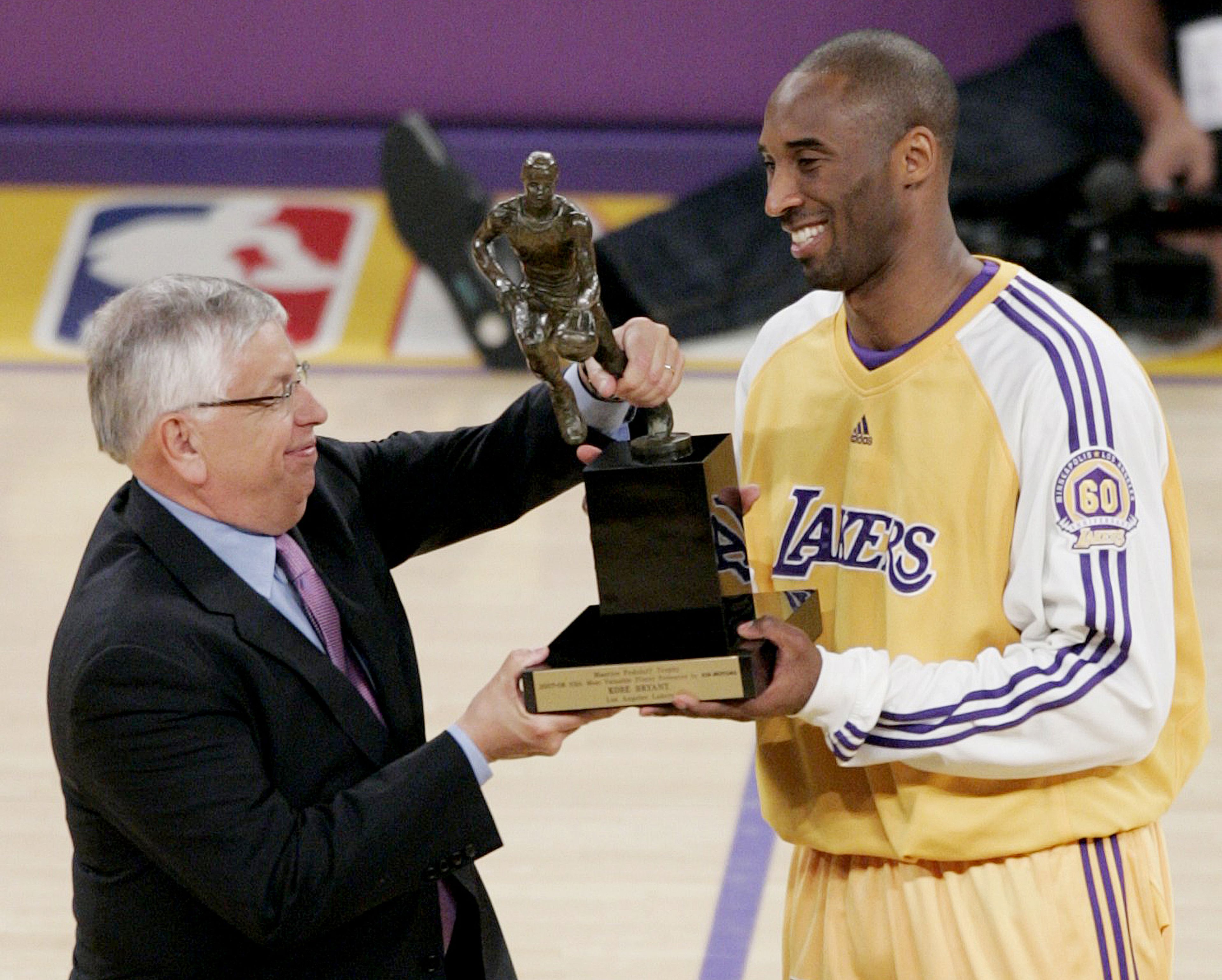 Kobe Bryant recibe el MVP de la Temporada 06-07.