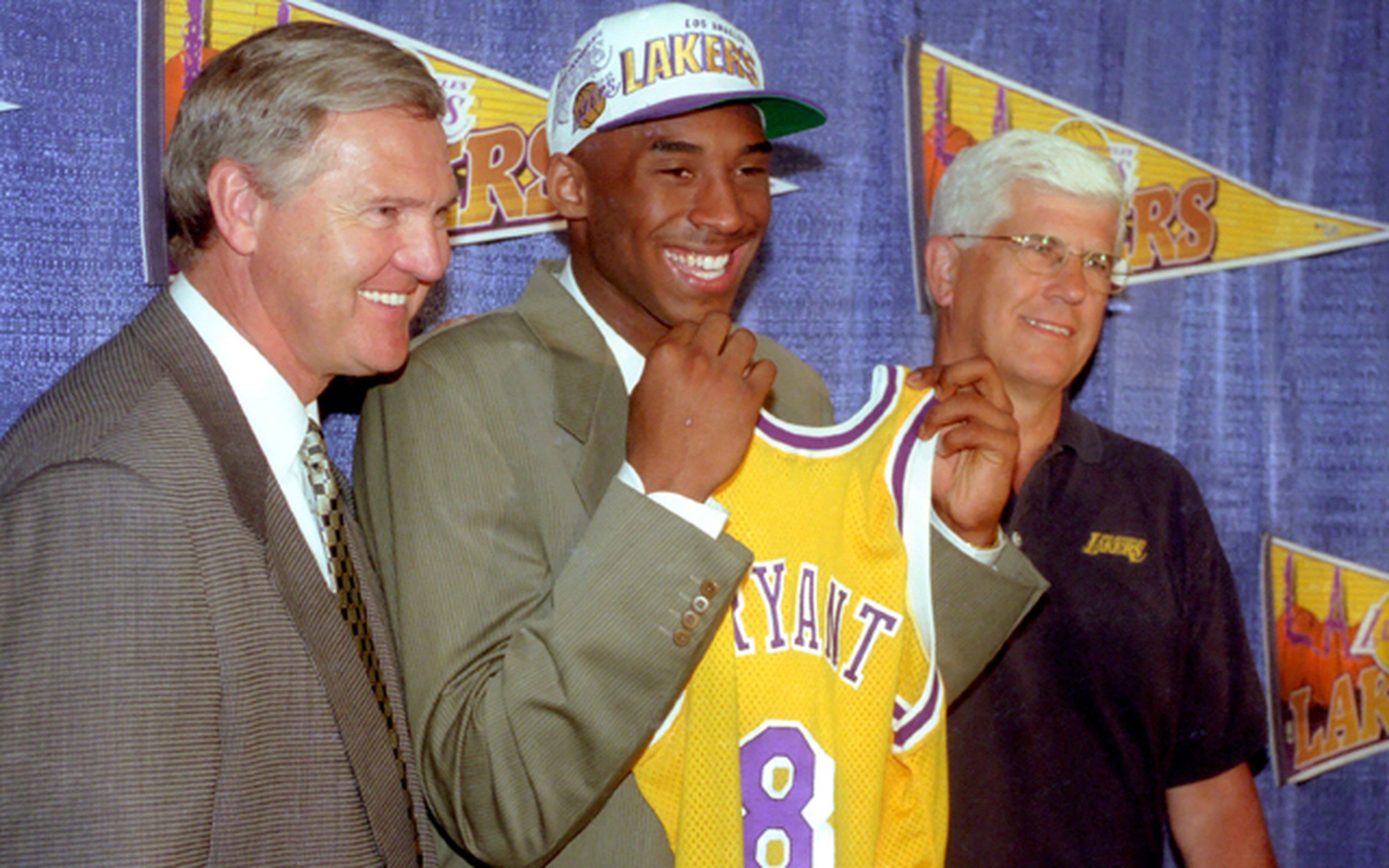 Kobe Bryant recoge su camiseta de Los Angeles Lakers tras el draft de 1996.