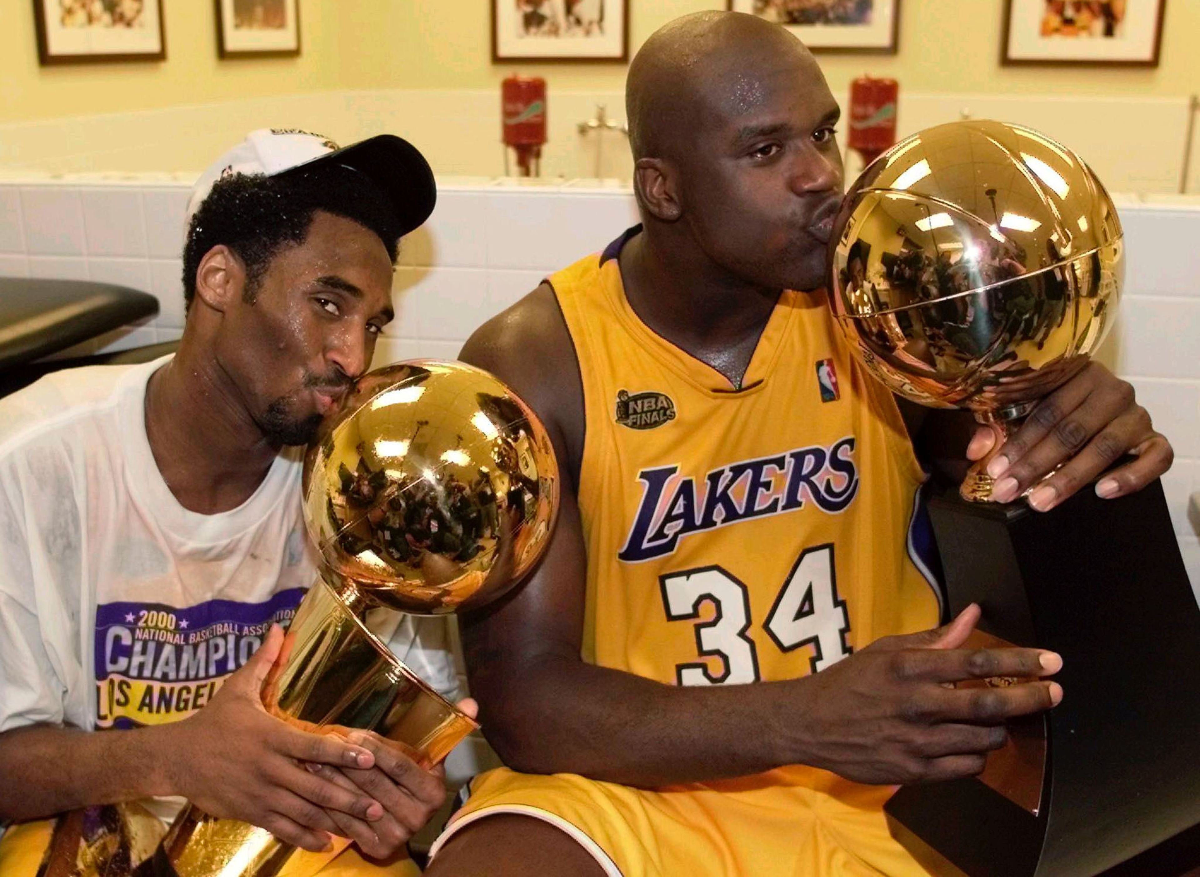 Kobe Bryant y Shaquille O'Neal tras ganar la NBA en el 2000.